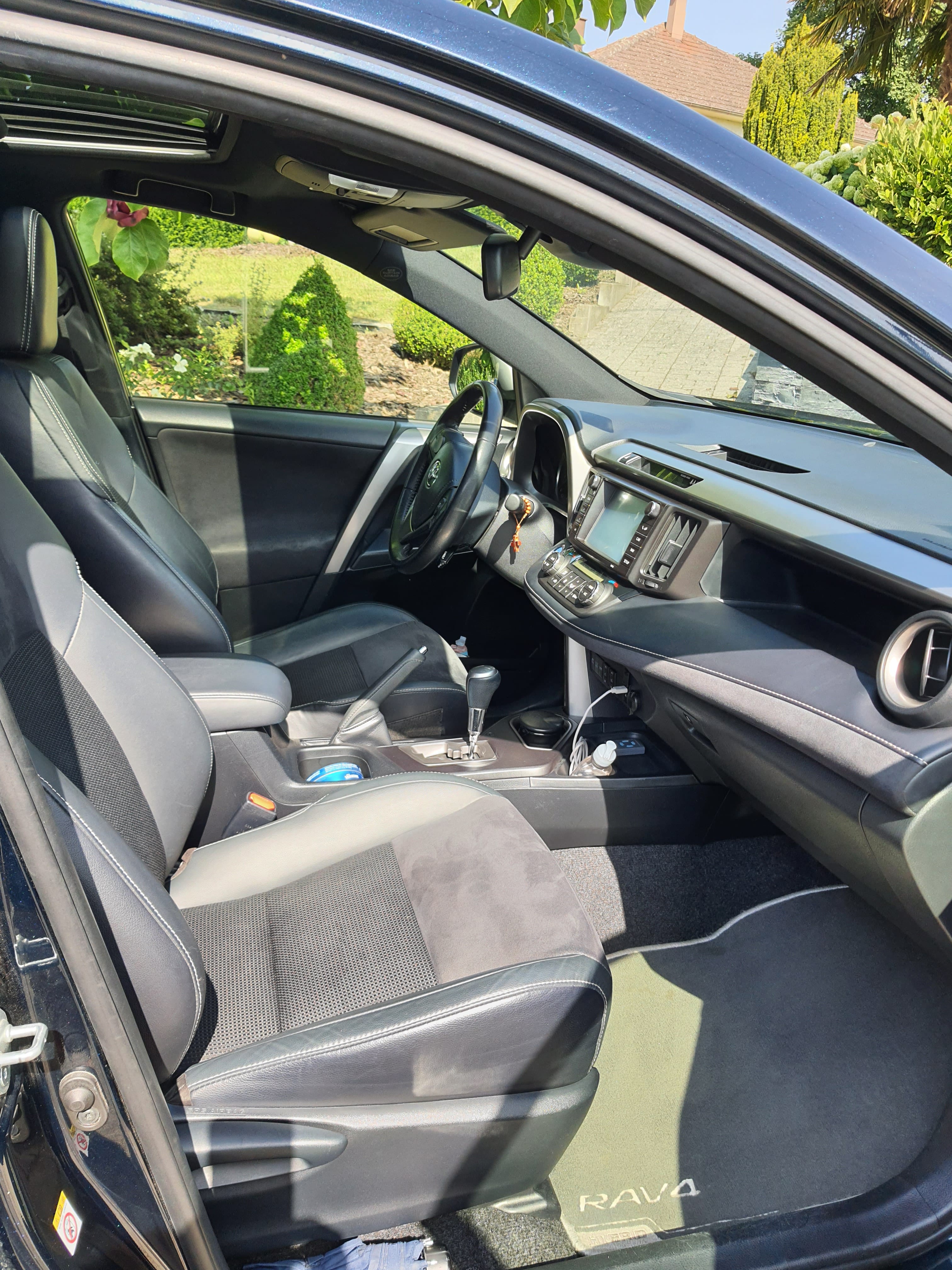 Toyota Rav4 Hybride 2.5 essence avec GPS