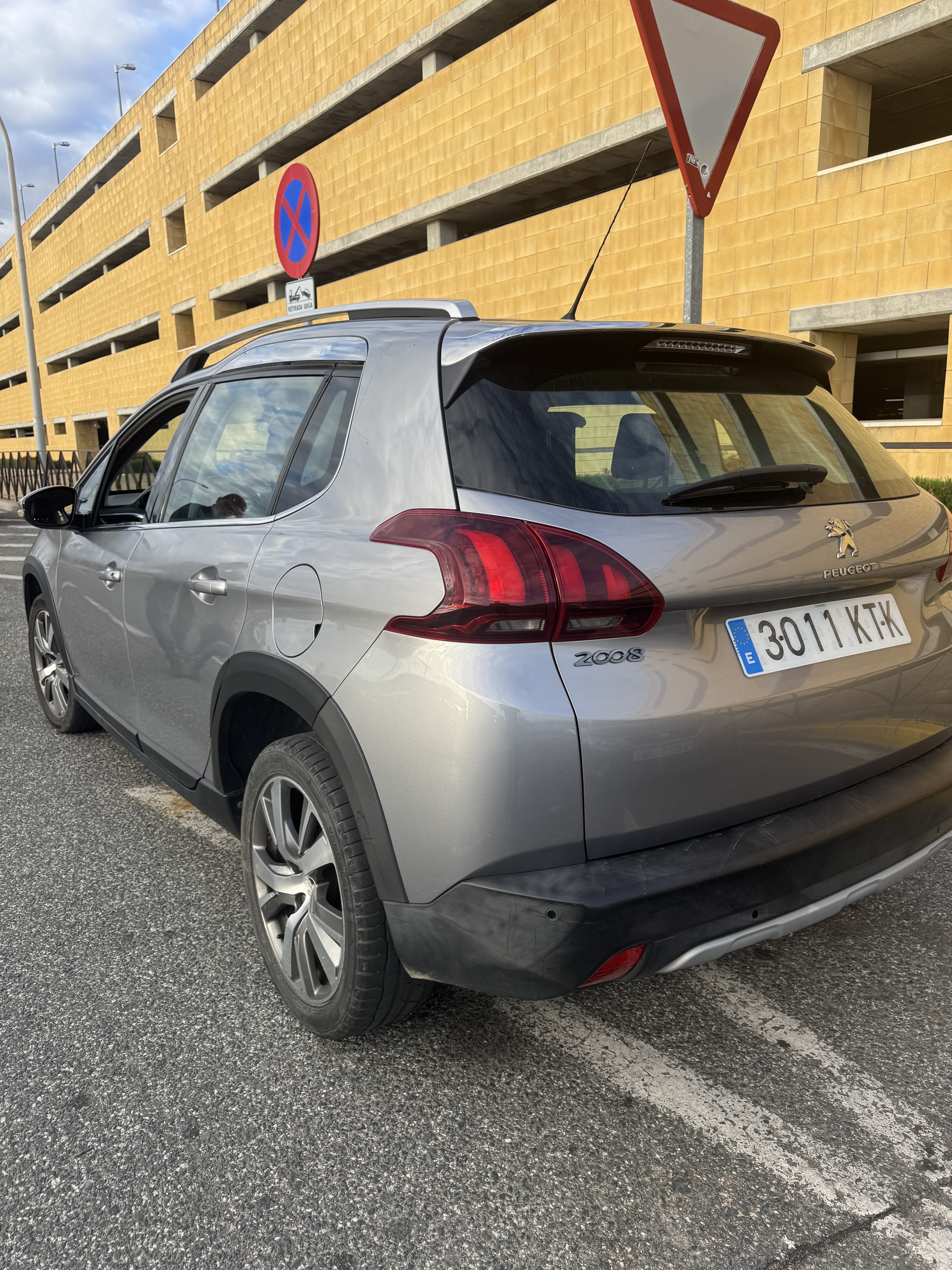 Peugeot 2008 1.5 blueHDI avec GPS