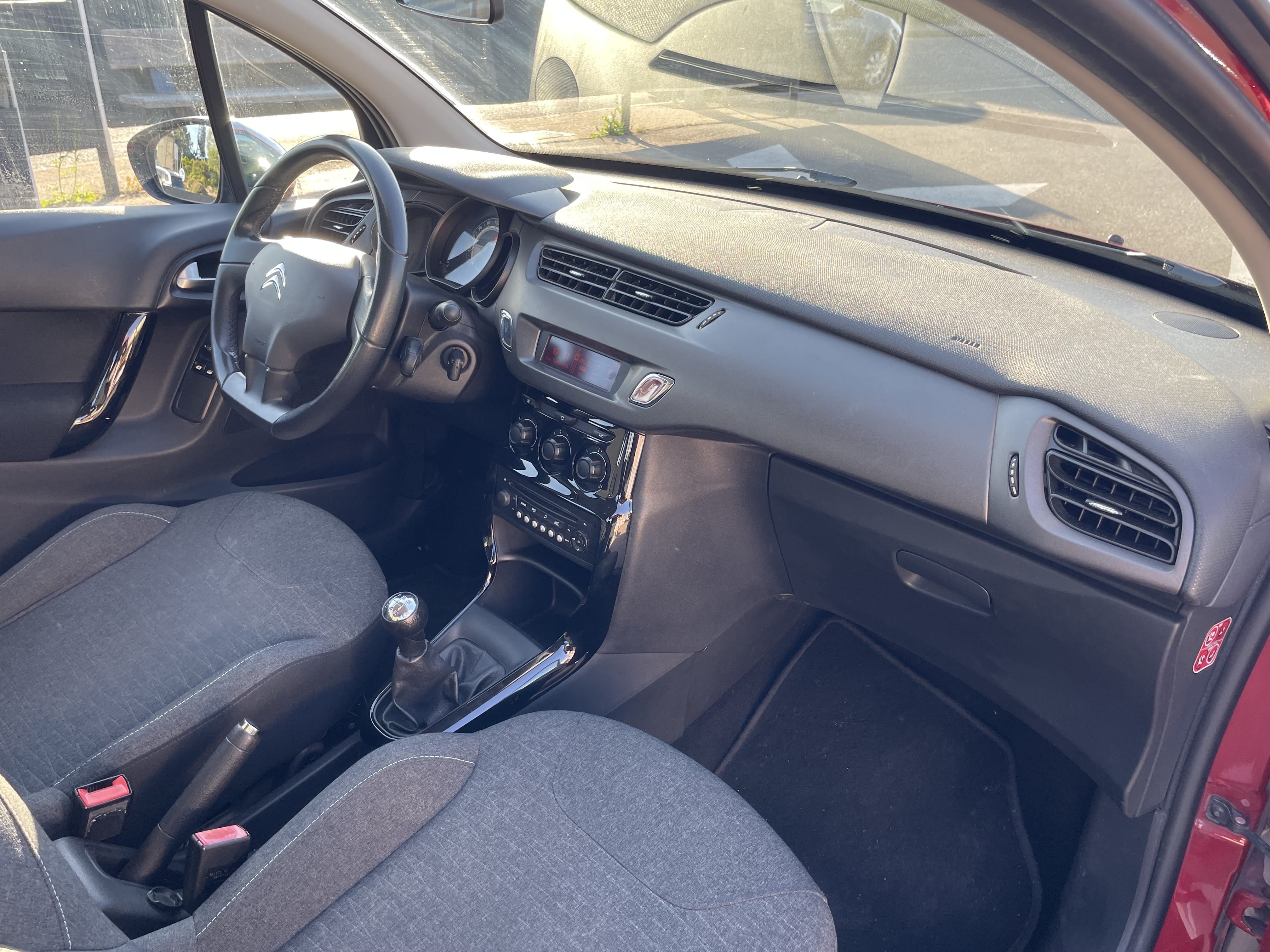Citroen C3 Rouge met Autostoel baby