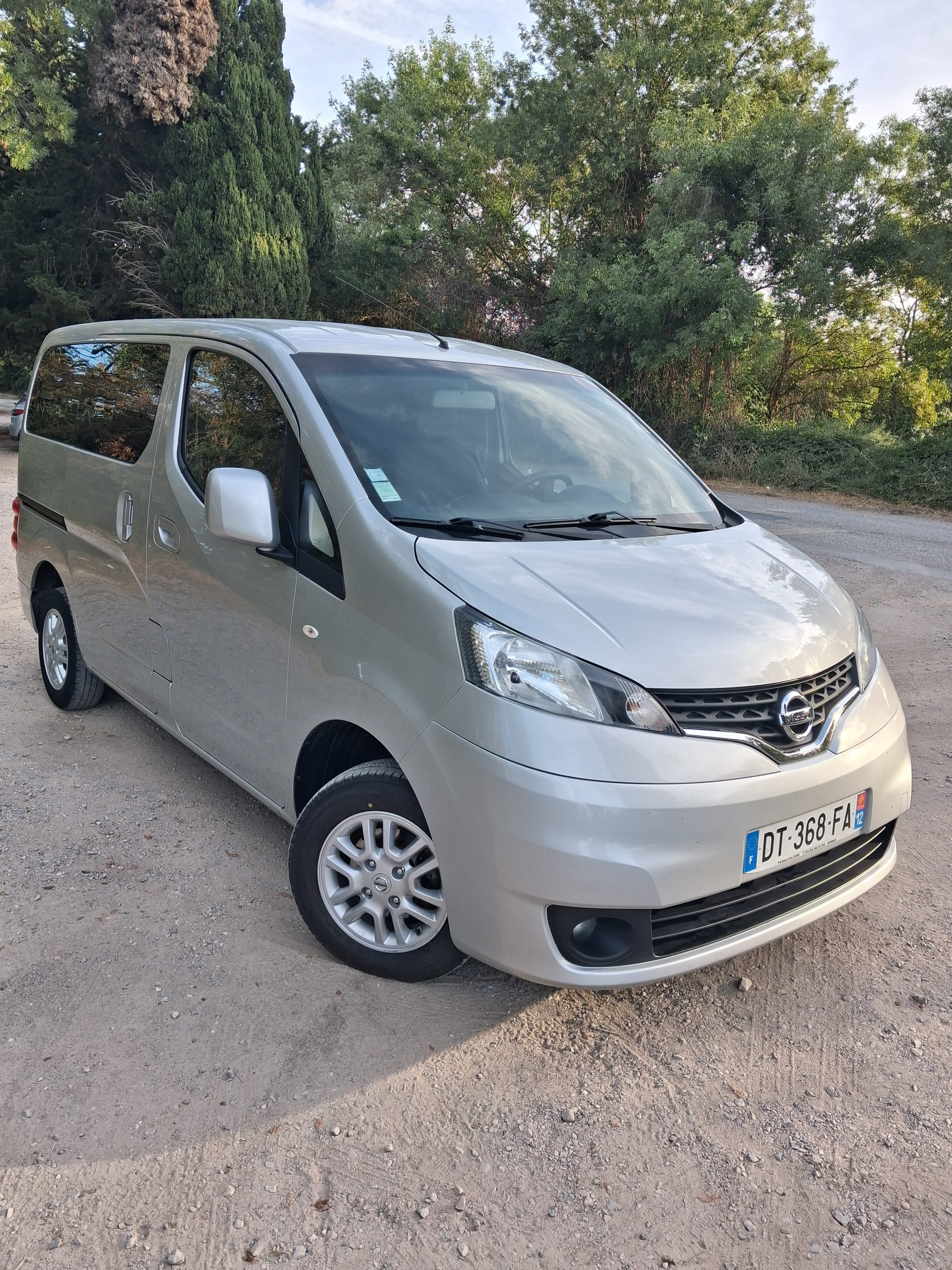 Nissan NV200 Combi avec Attelage
