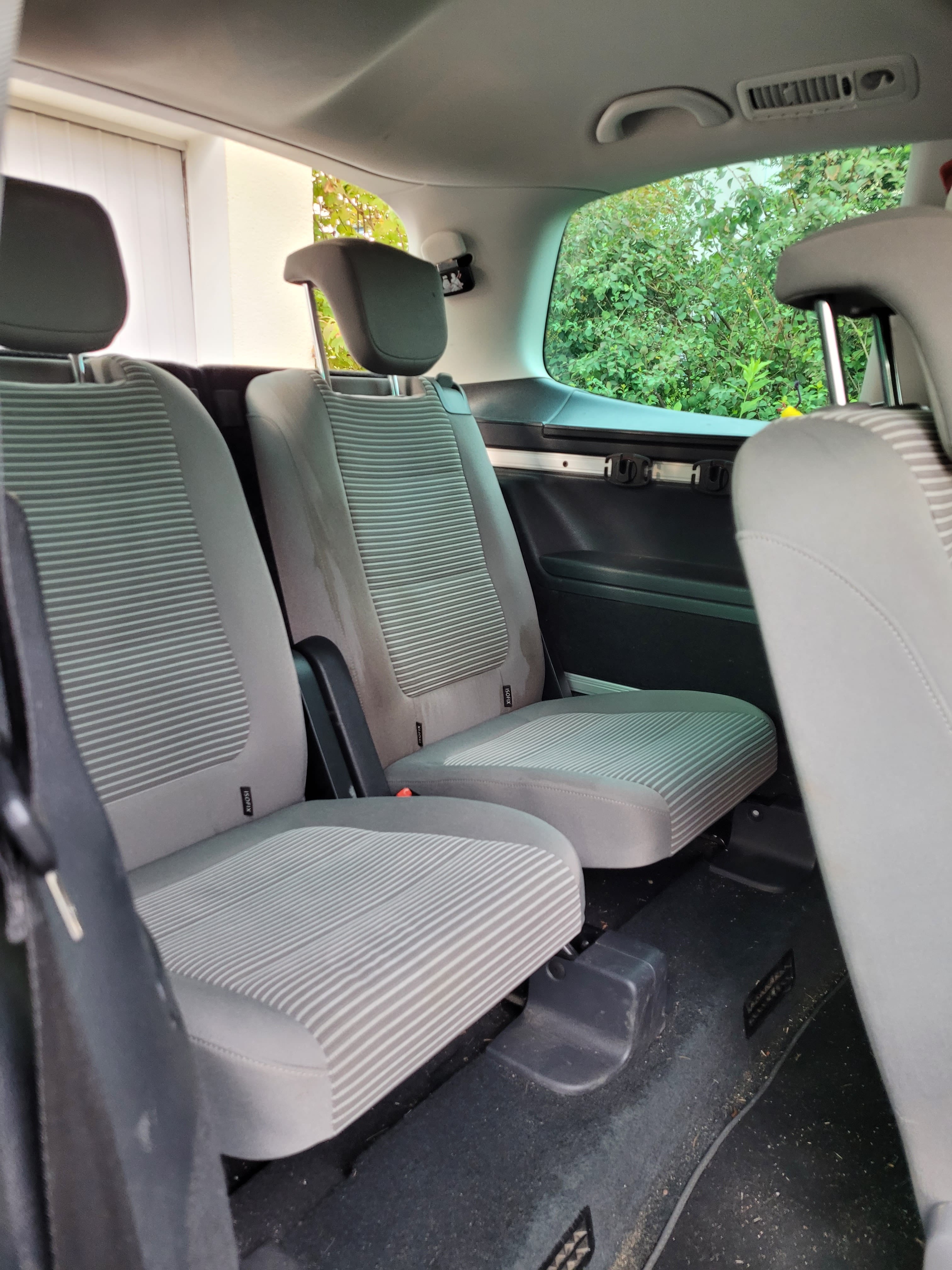 Seat Alhambra mit Kindersitz