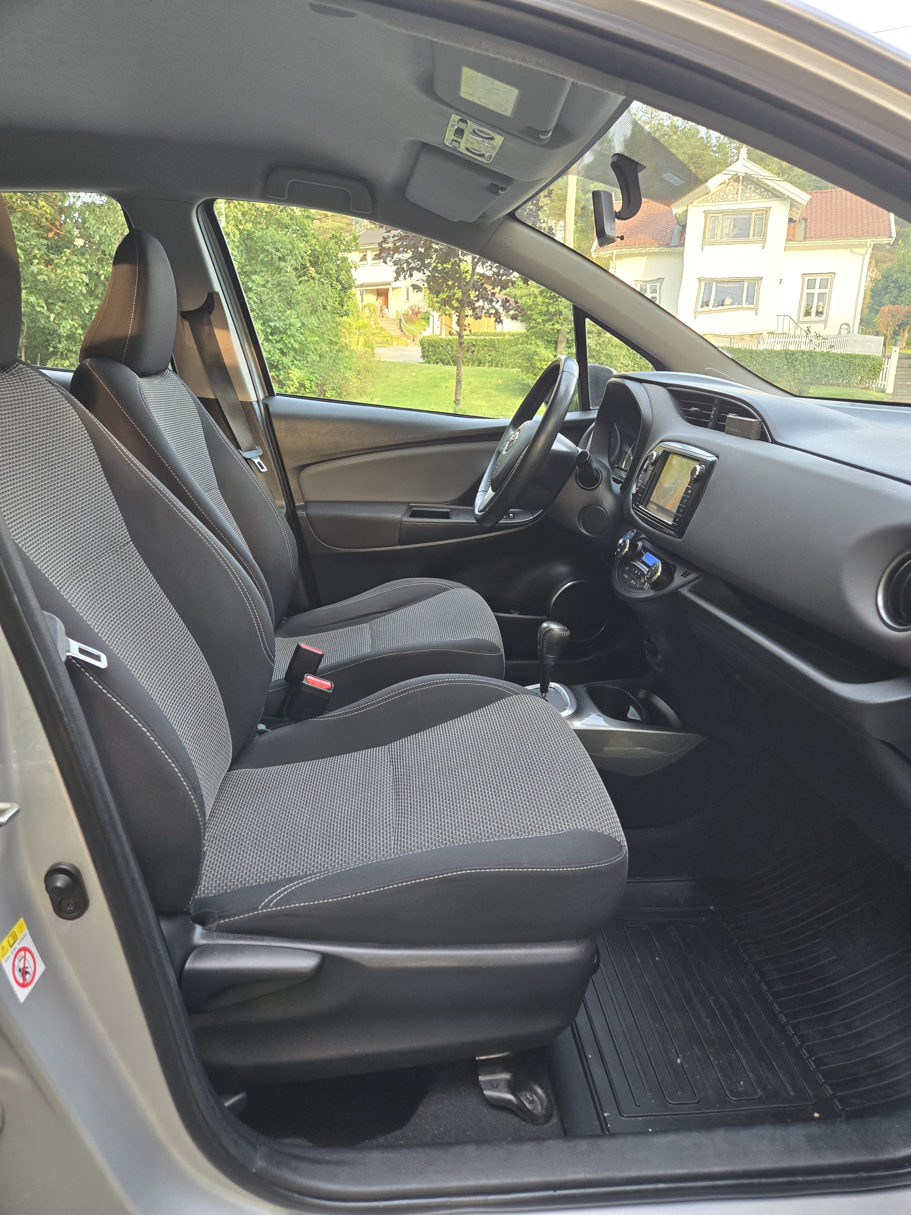 Toyota Yaris Hybrid 1,5 Automat, Bensin/Hybrid, inkl Beboerkort parkering med Lydinngang