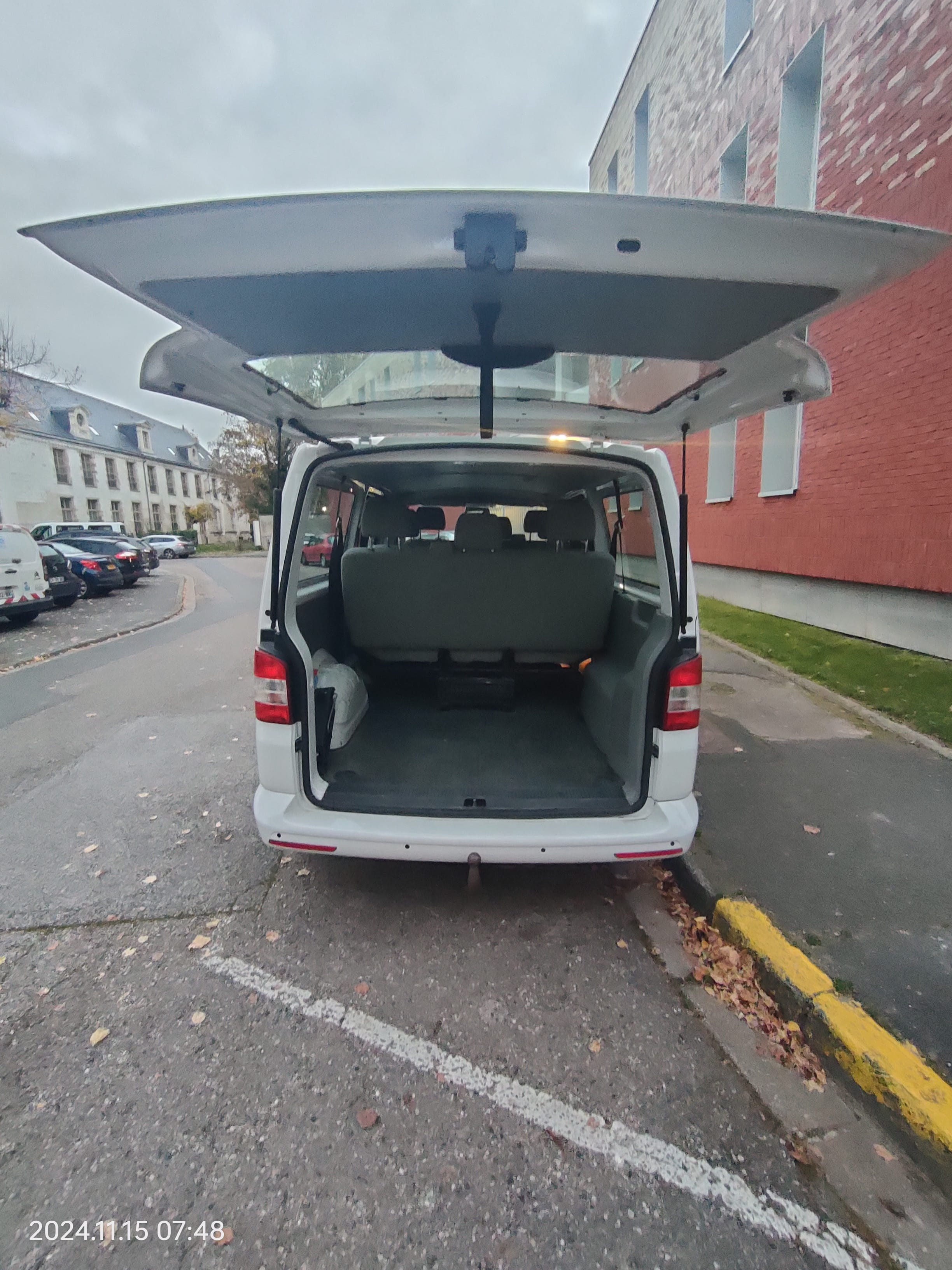 Volkswagen Transporter Combi pneu neige très grand coffre
