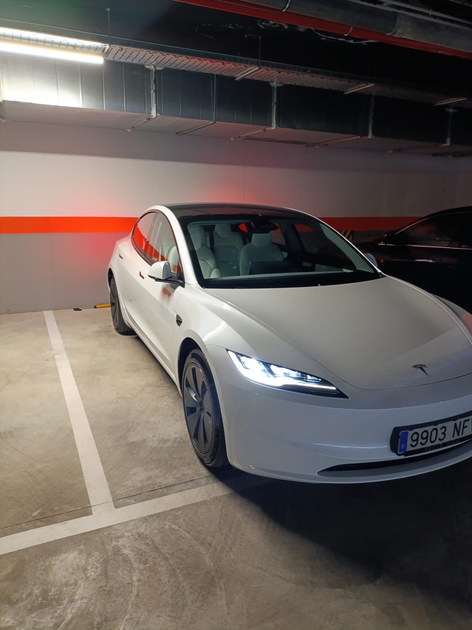 Tesla Model 3 con GPS