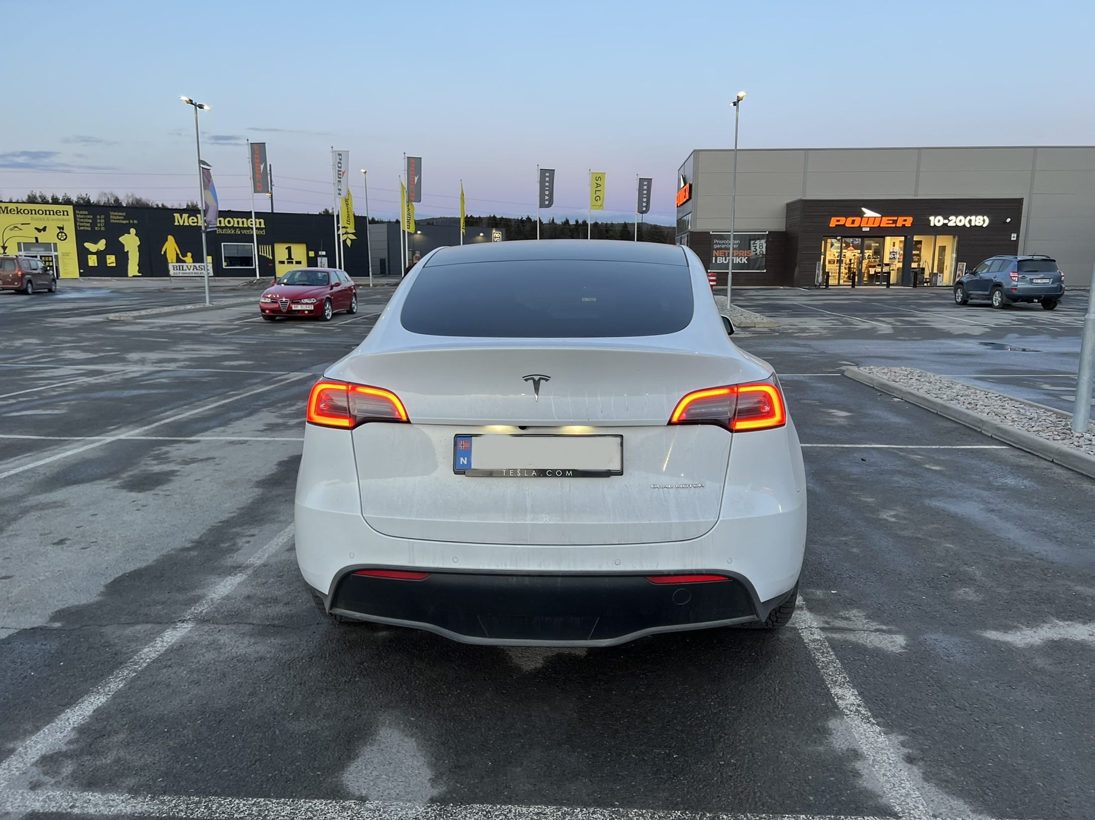 Tesla Model Y med GPS