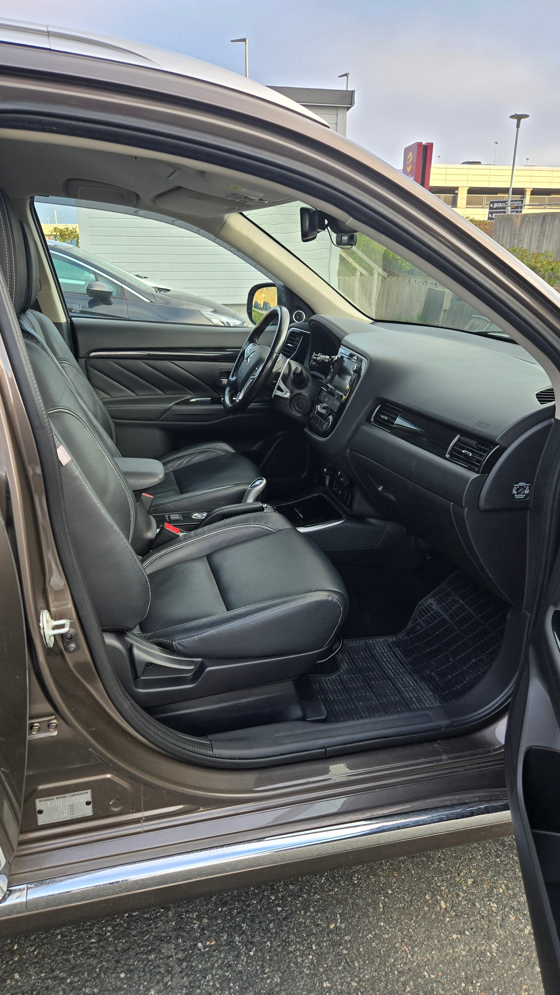 Mitsubishi Outlander PHEV SE med Firehjulstrekk