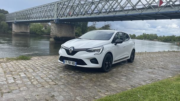 Renault Clio E-tech Louez la Renault Clio 5 E-Tech Hybride 140cv – Éco, Technologie & Confort à Bordeaux ! avec Android Auto