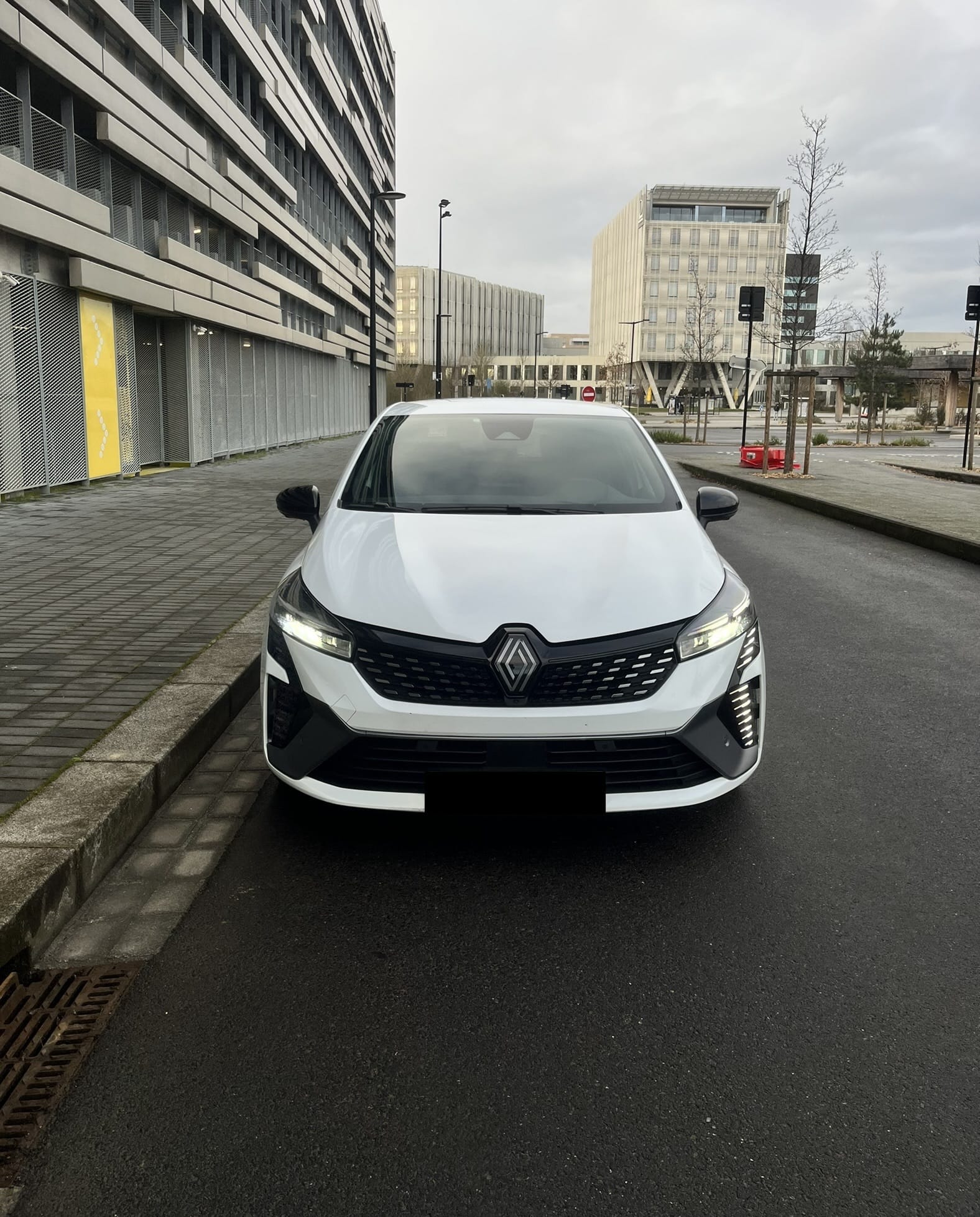 Renault Clio E-tech with GPS