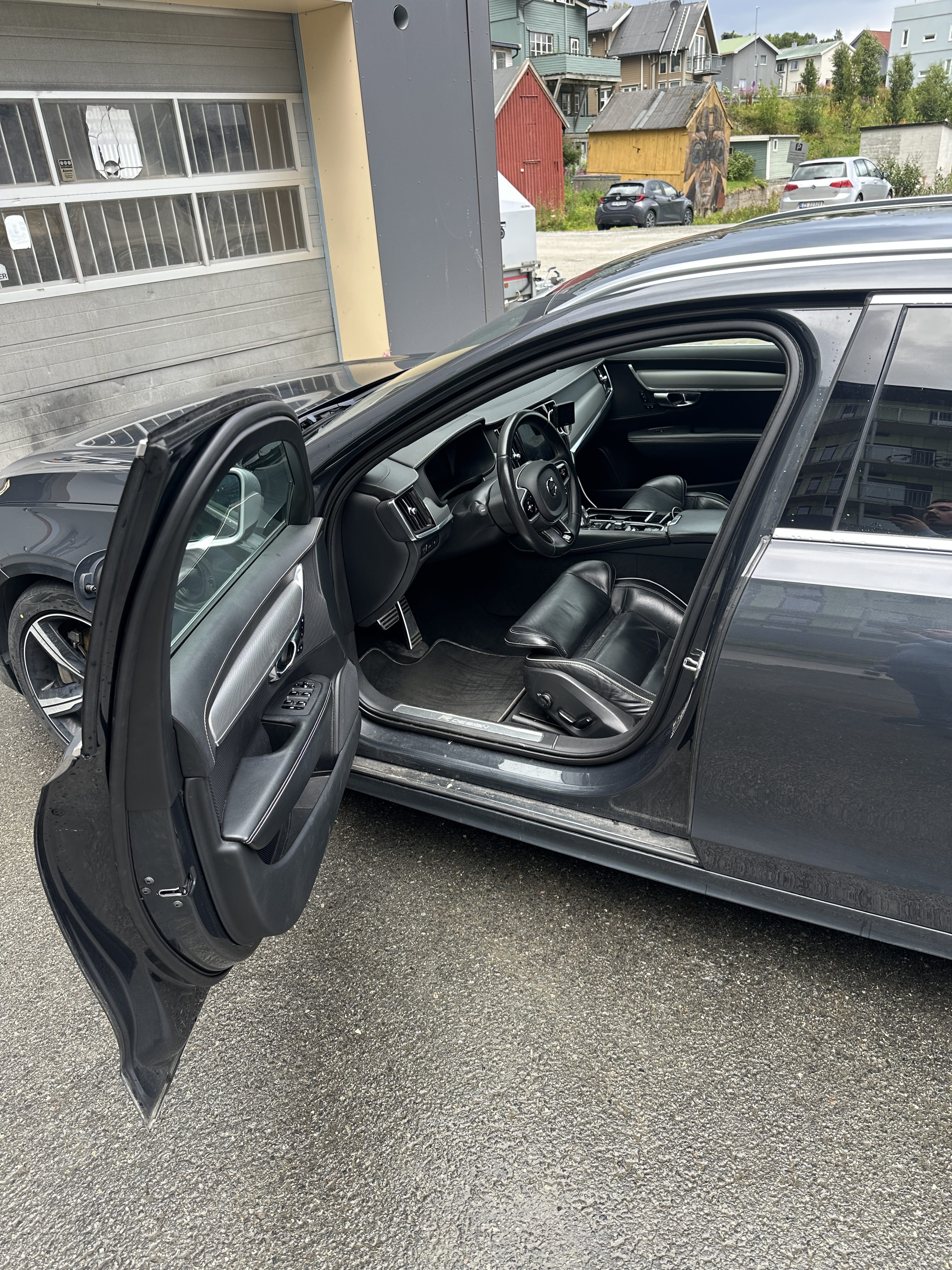 Volvo V90 R-Design T8 Twin Engine with Bluetooth audio