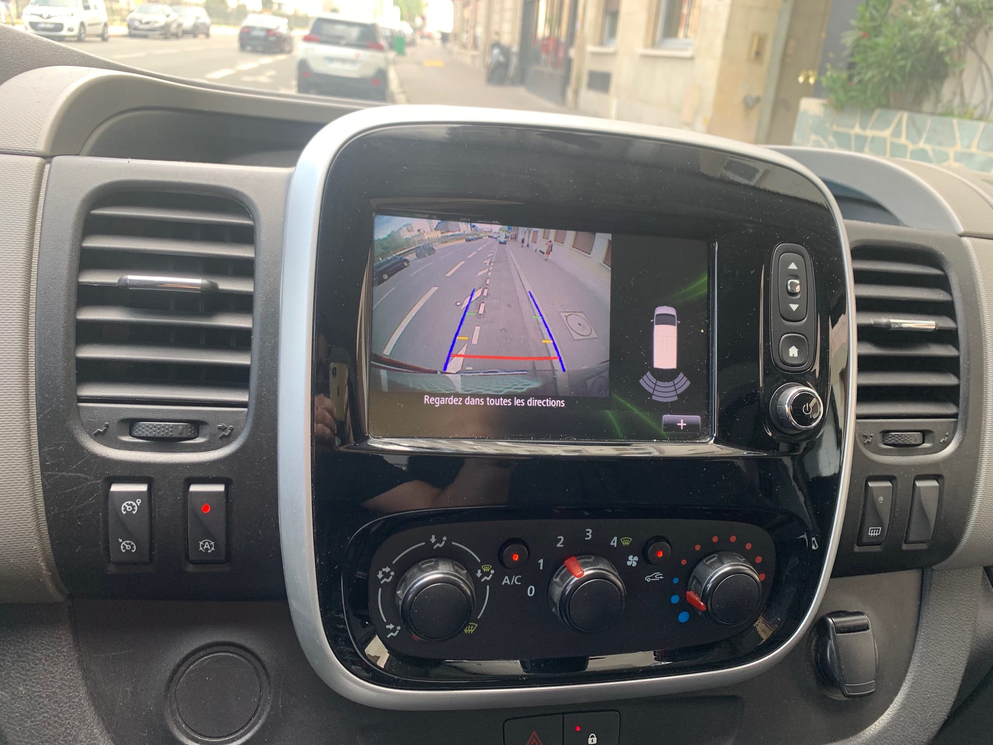 Renault Trafic 125cv 6 m3 - Clim - GPS - Bluetooth - Caméra - Radars - Diable