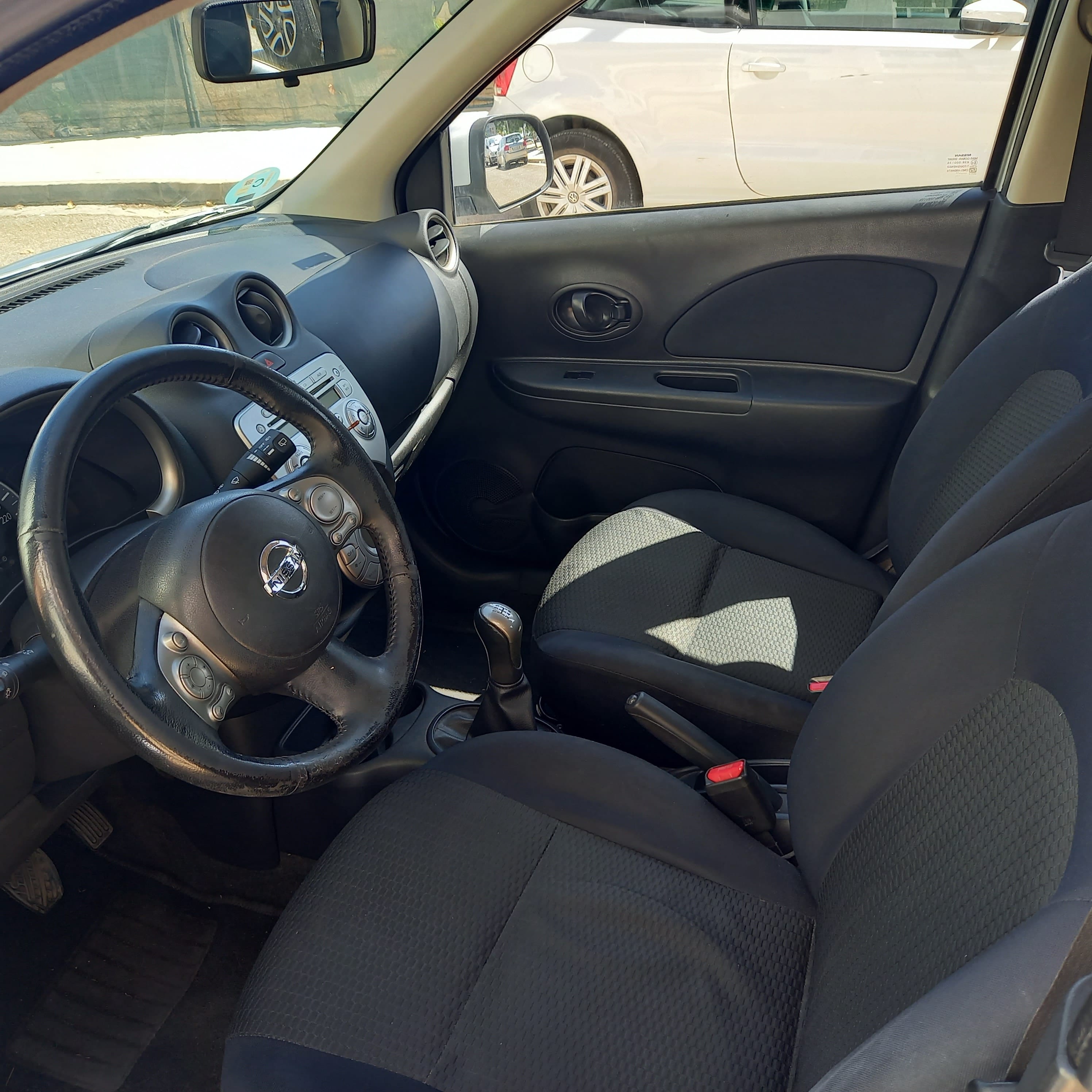 Nissan Micra 1.3,  servicio aeropuerto gratis con Silla infantil