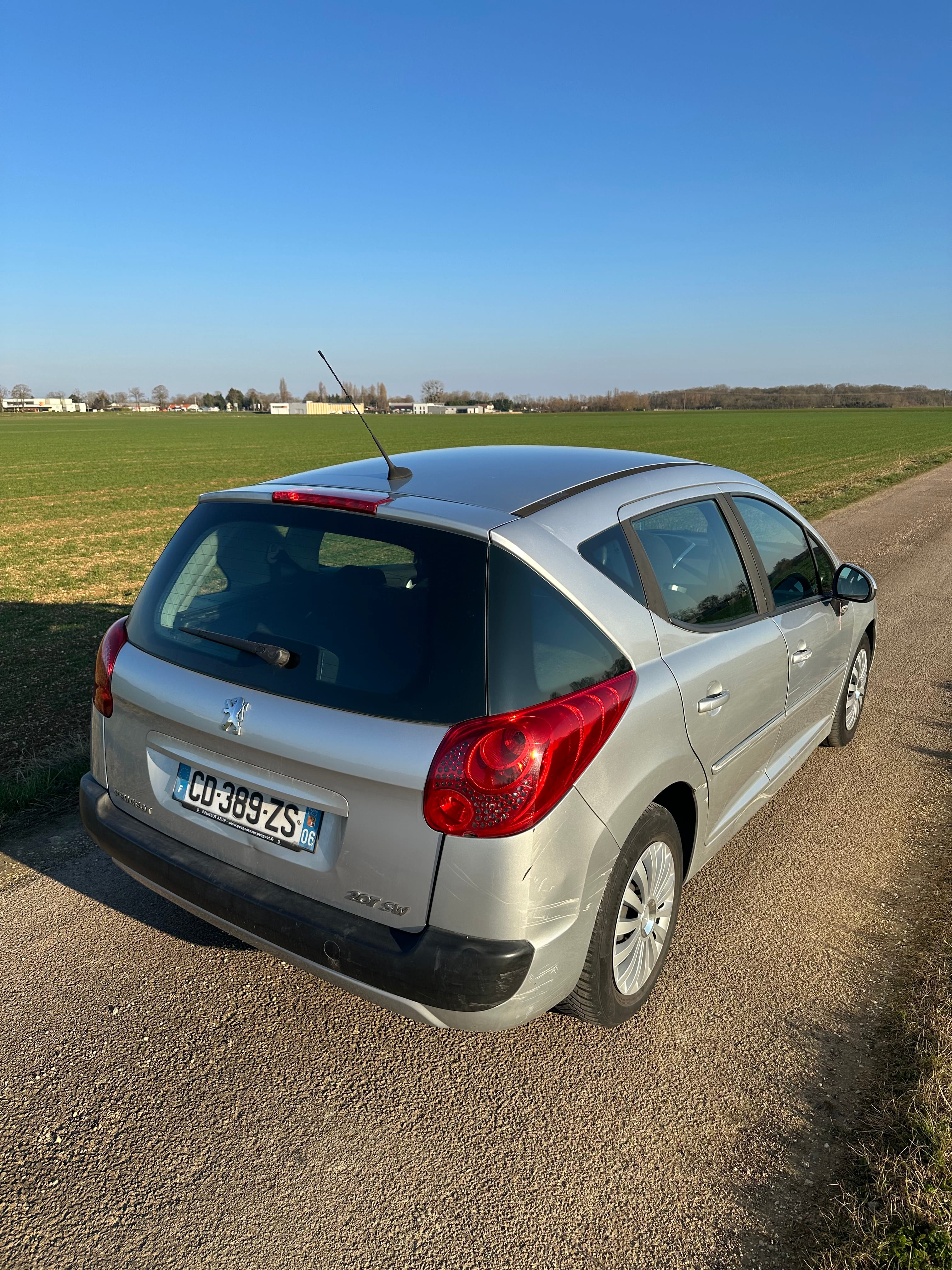 Peugeot 207 SW GARE SNCF avec GPS