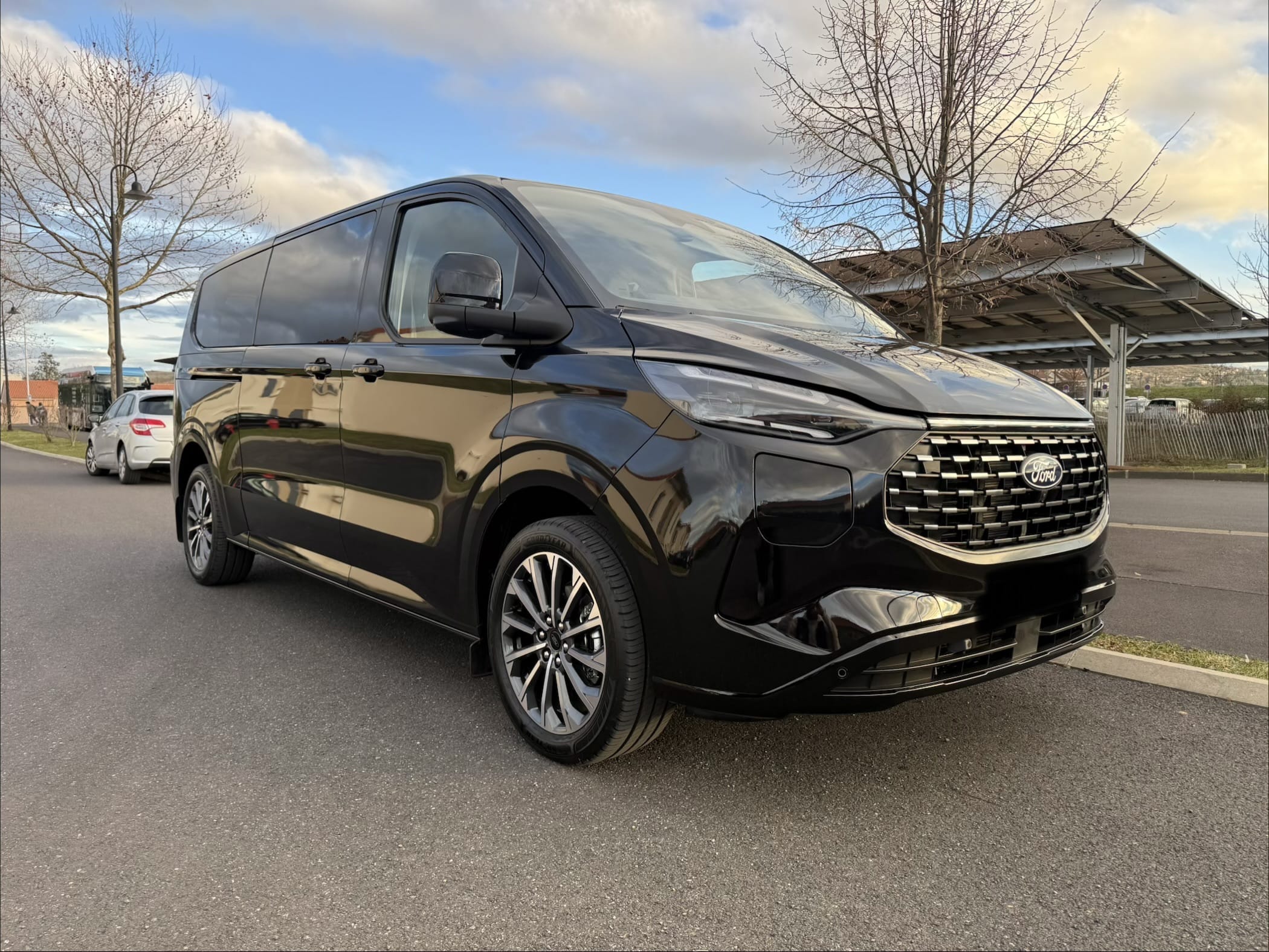 Ford Tourneo Custom, 2026, Essence 95 / Électrique (hybride), automatique, 8 places