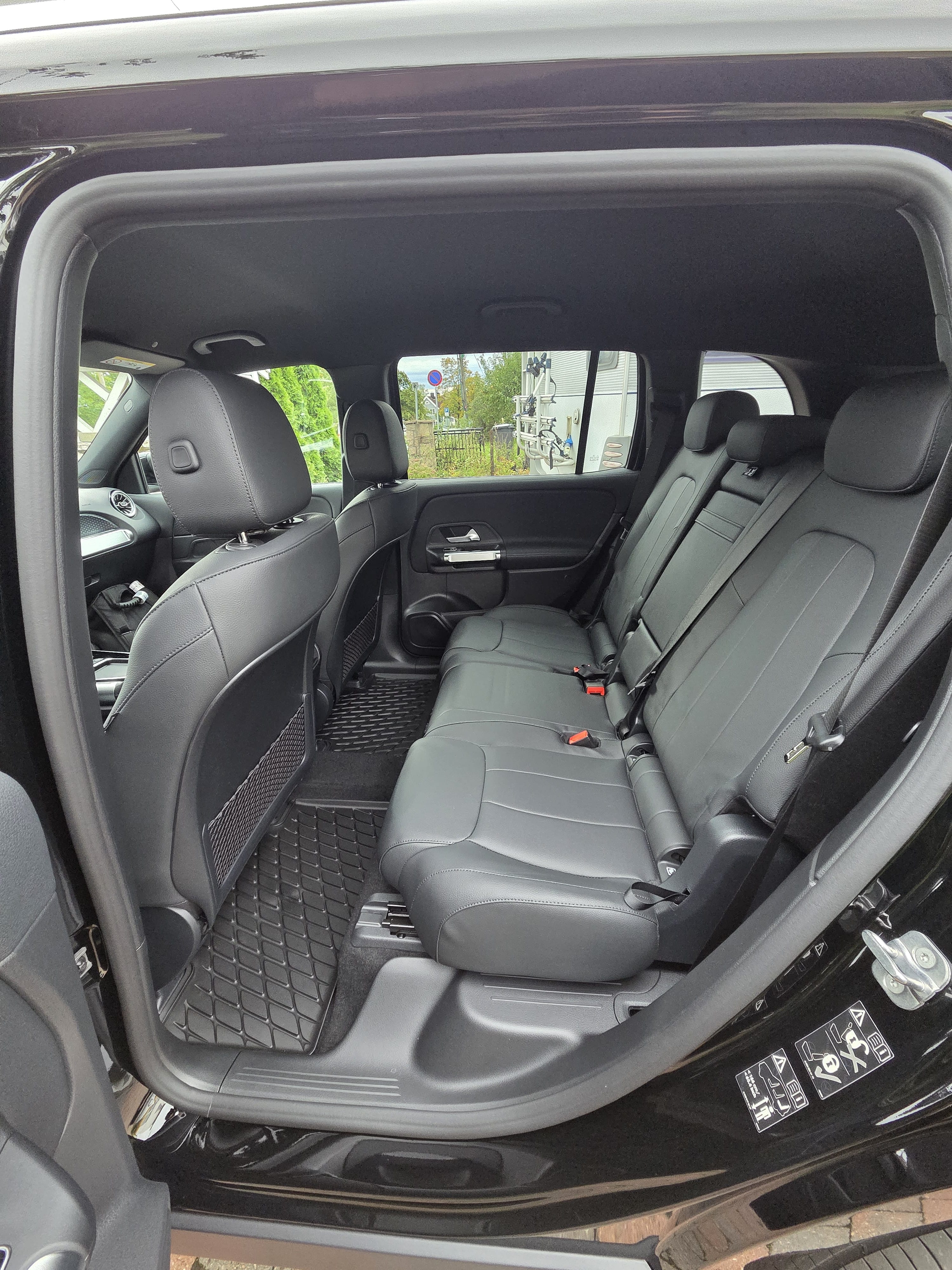 Mercedes-Benz EQB 300 4MATIC med Babysete