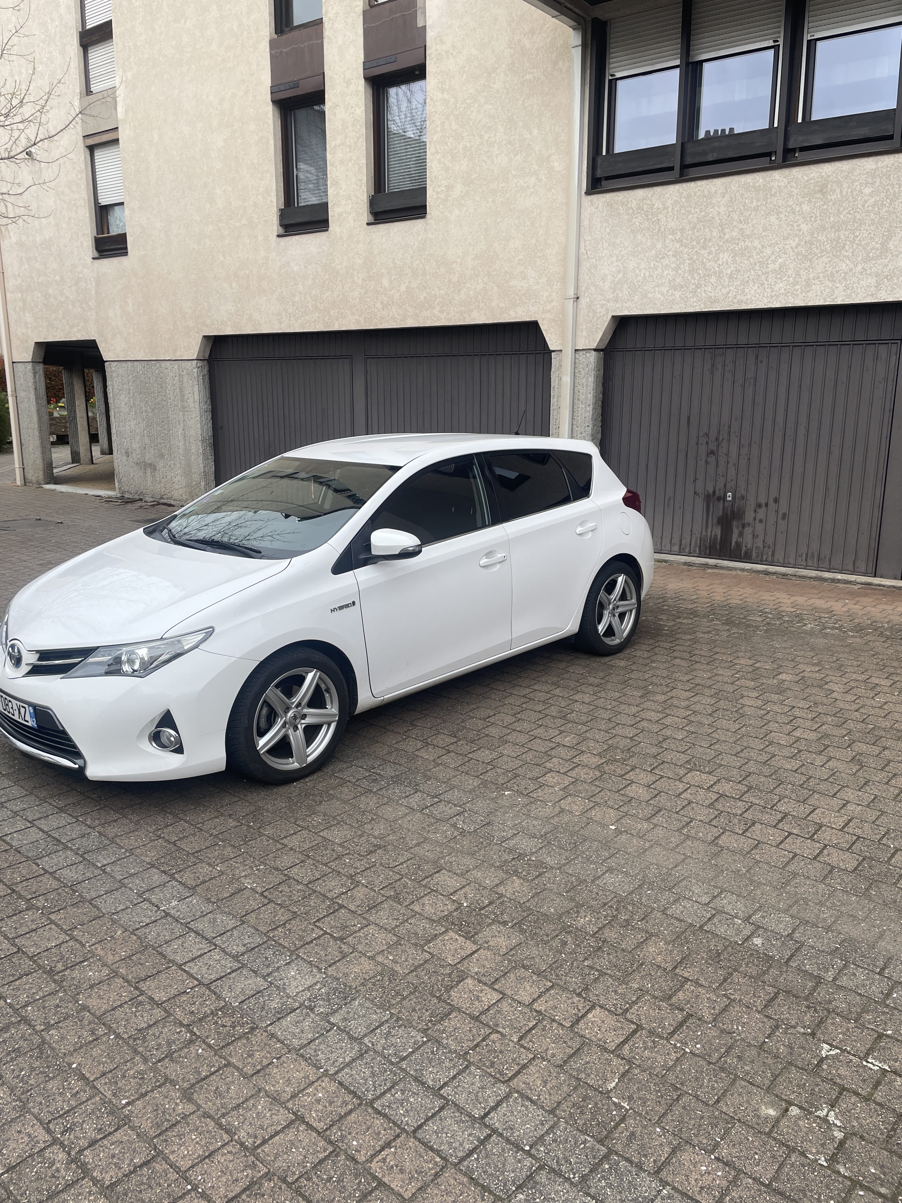 Toyota Auris, 2013, Essence 95 / Électrique (hybride), automatique
