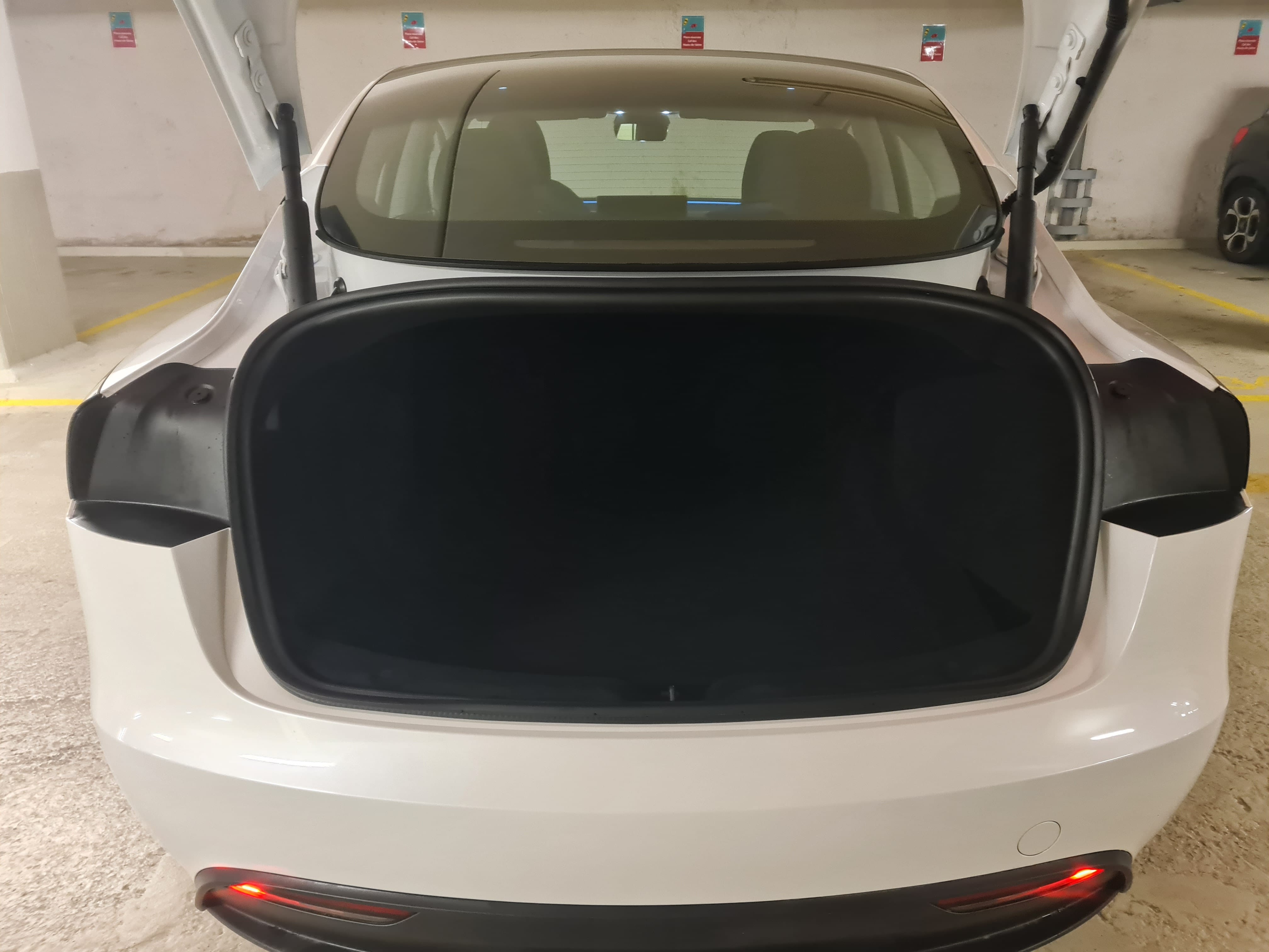 Tesla Model 3 avec Entrée audio / iPod