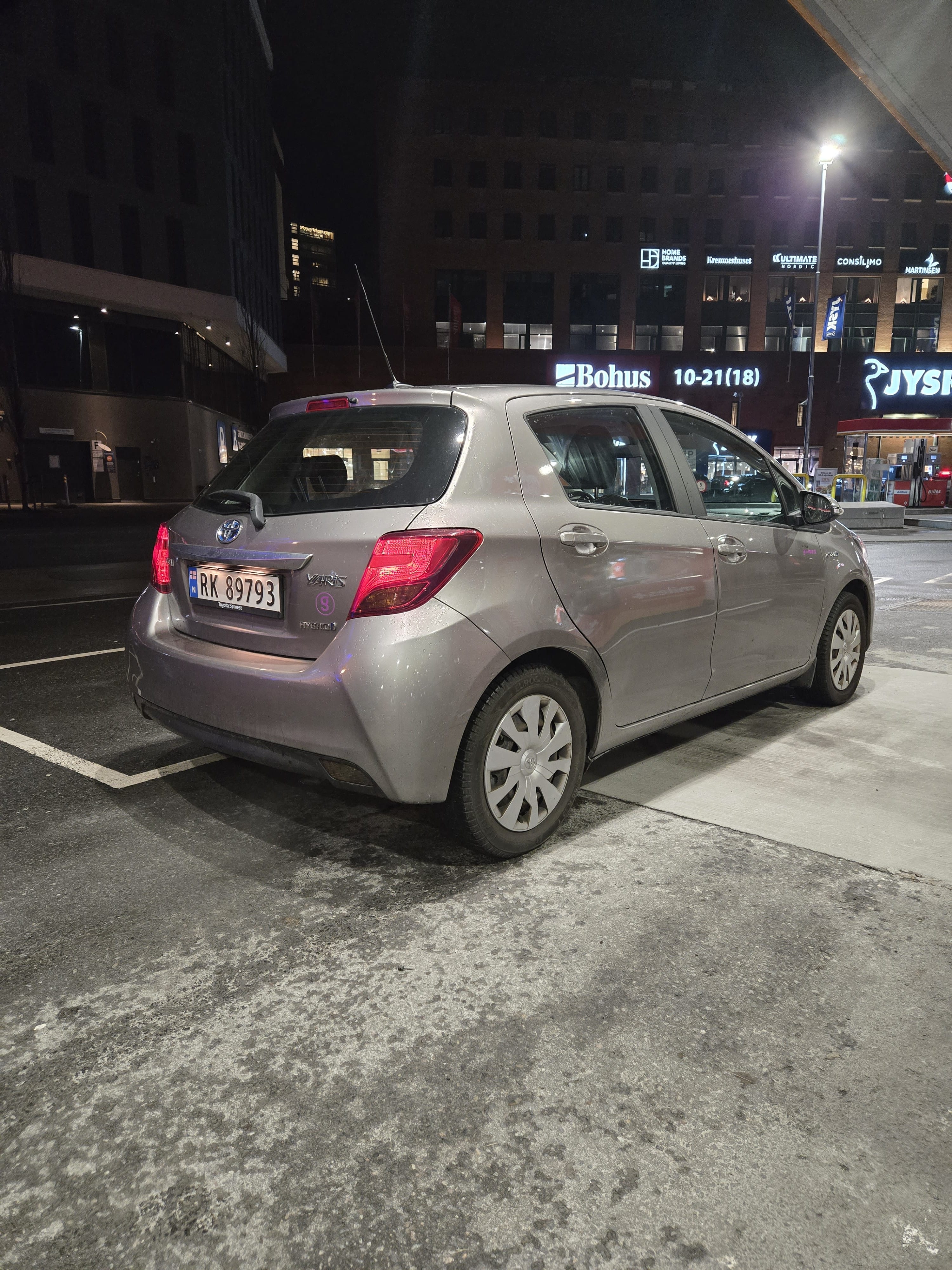 Toyota Yaris Hybrid 1,5 Bensin, Automat, inkl. BEBOERKORT SONE parkering med GPS