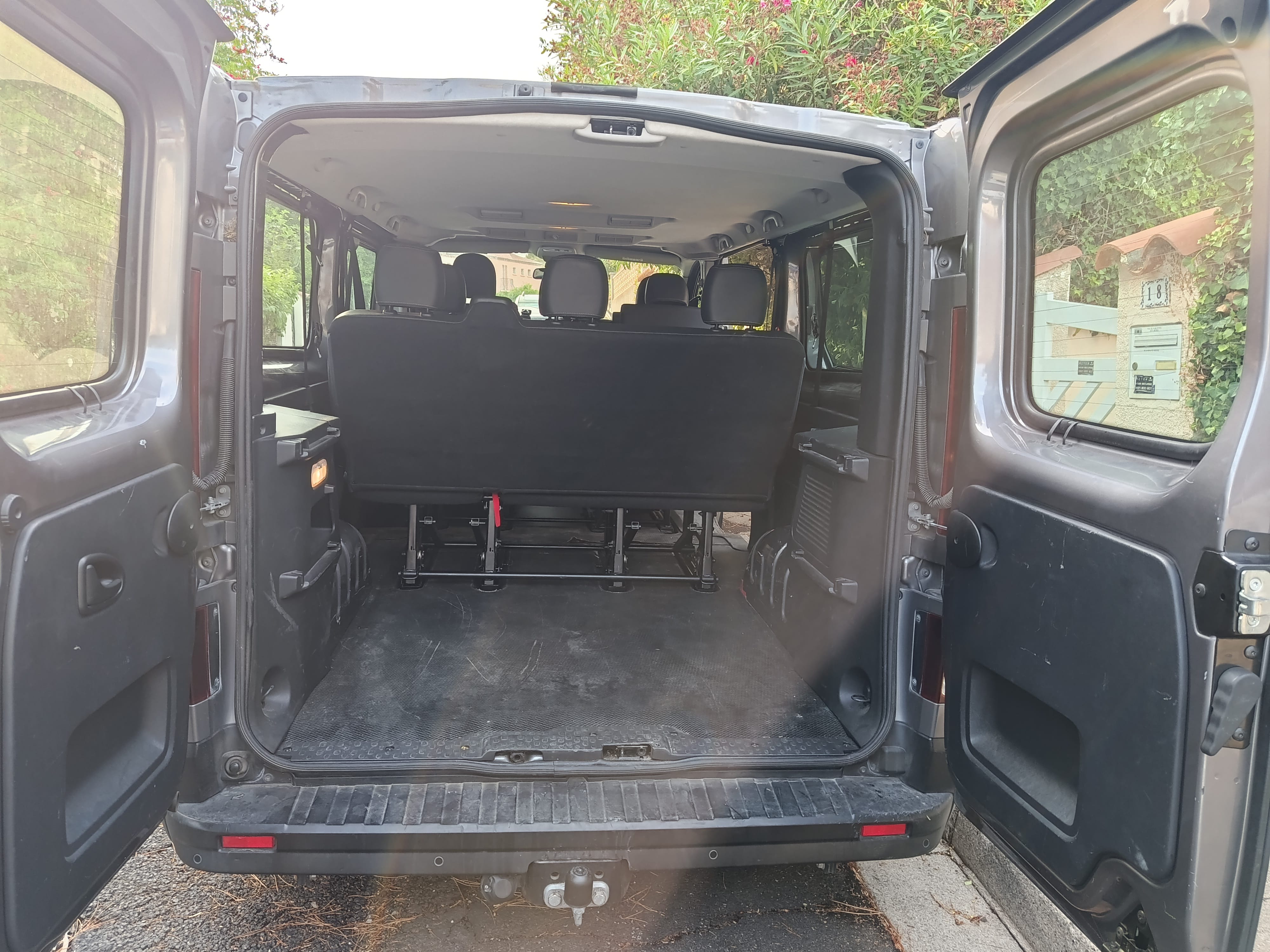 Nissan NV300 Minibus avec Audio Bluetooth