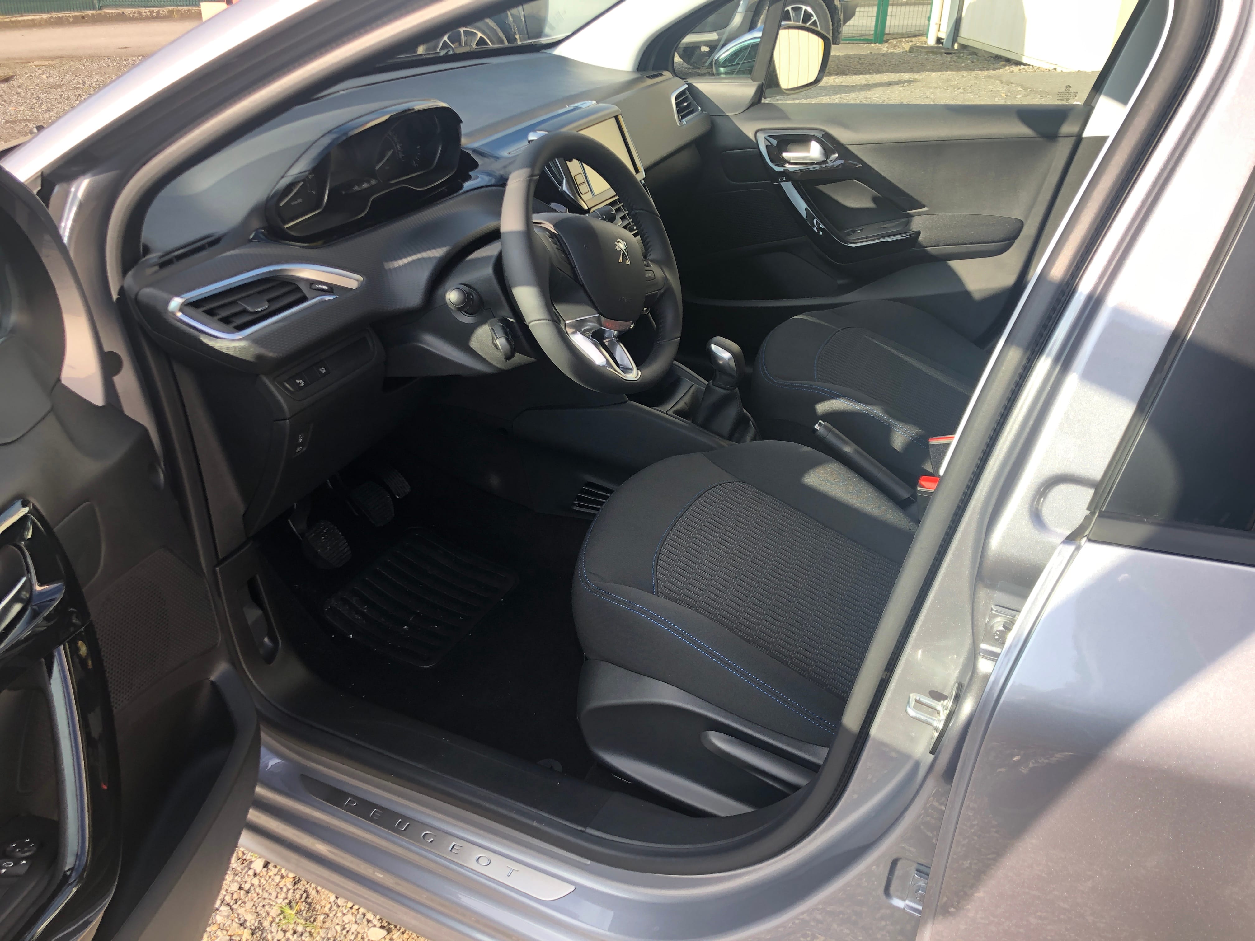 Peugeot 208 Ess 82CV FM374ER avec Audio Bluetooth