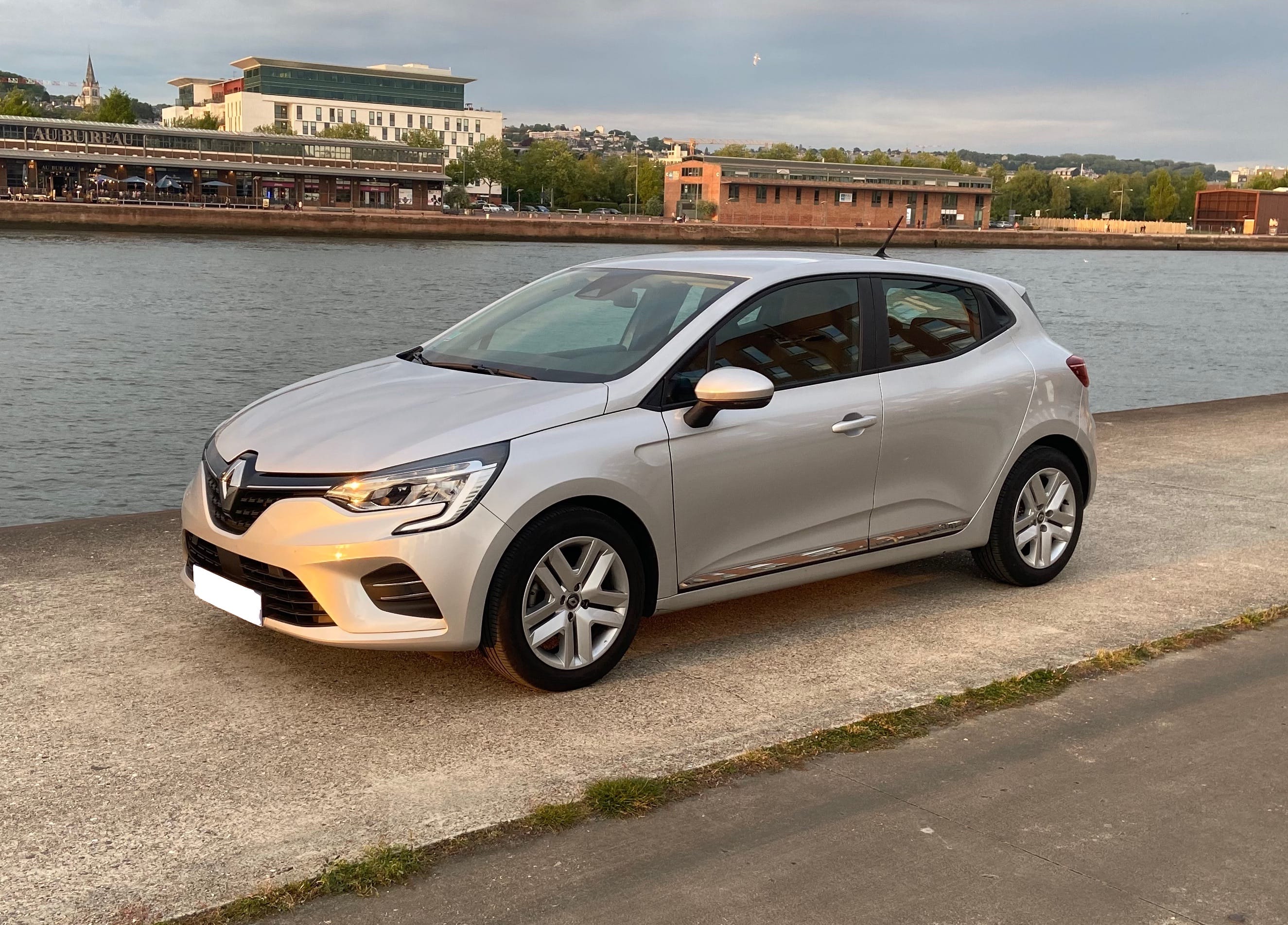 Renault Clio E-tech, 2022, Essence 98 / Électrique (hybride), automatique