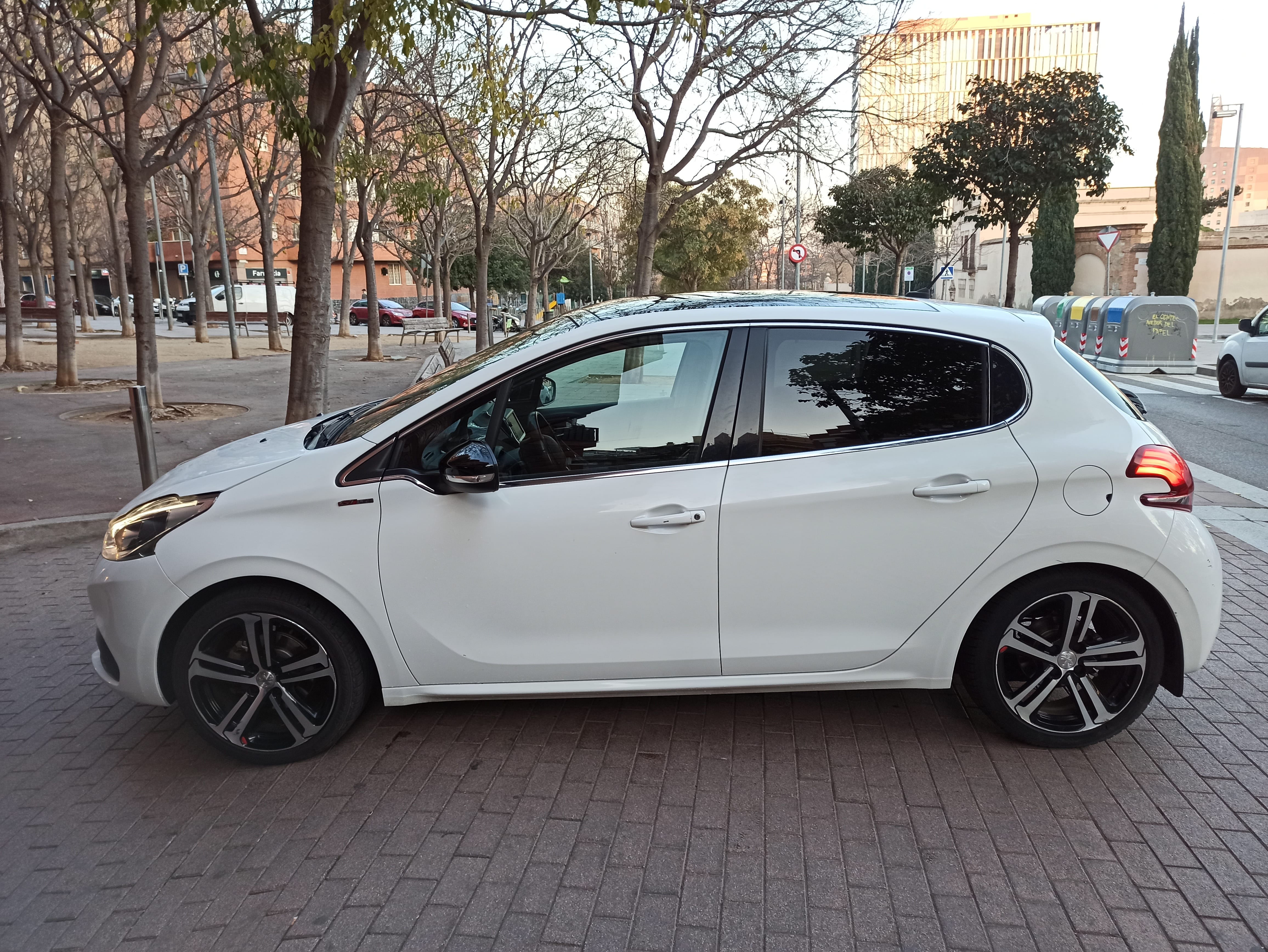 Peugeot 208 GTI 1.2 GT Line con Aire acondicionado