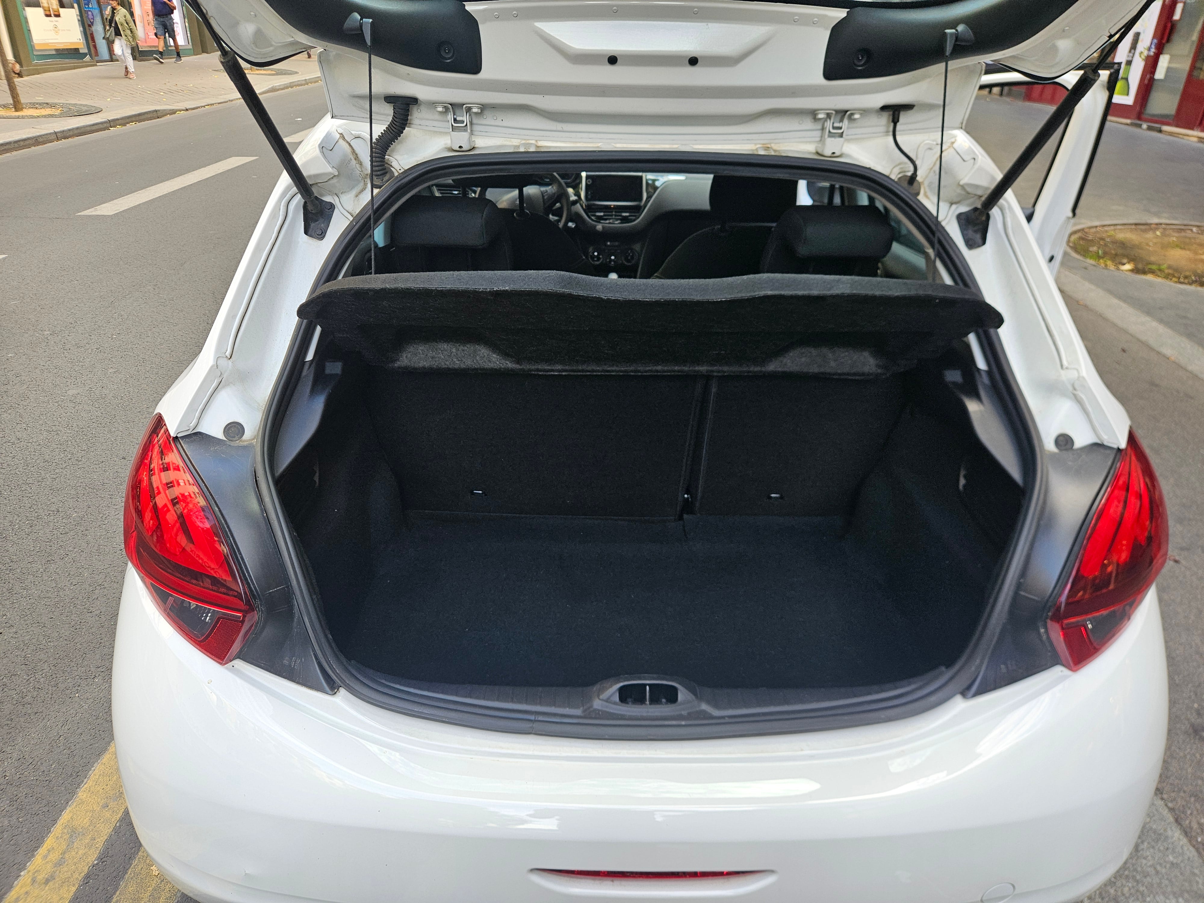 Peugeot 208 Phase II with Bluetooth audio