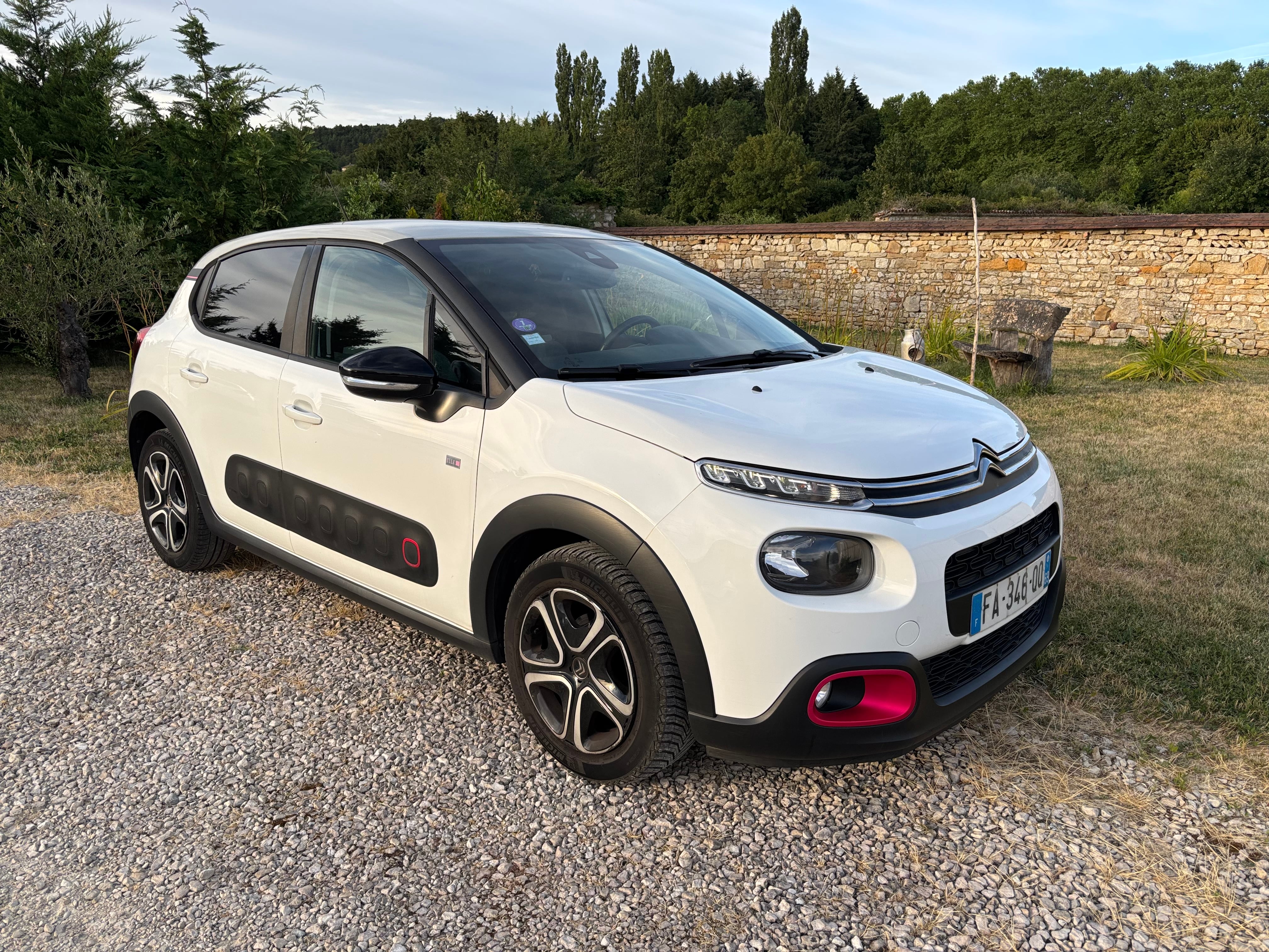 Citroen C3 1,2 110 cv  eat6 automatique avec Autoradio