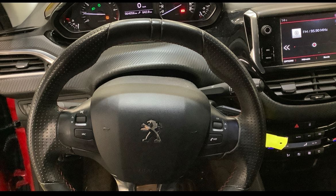 Peugeot 208 GT Line  110ch – Sportive & Économique avec Audio Bluetooth