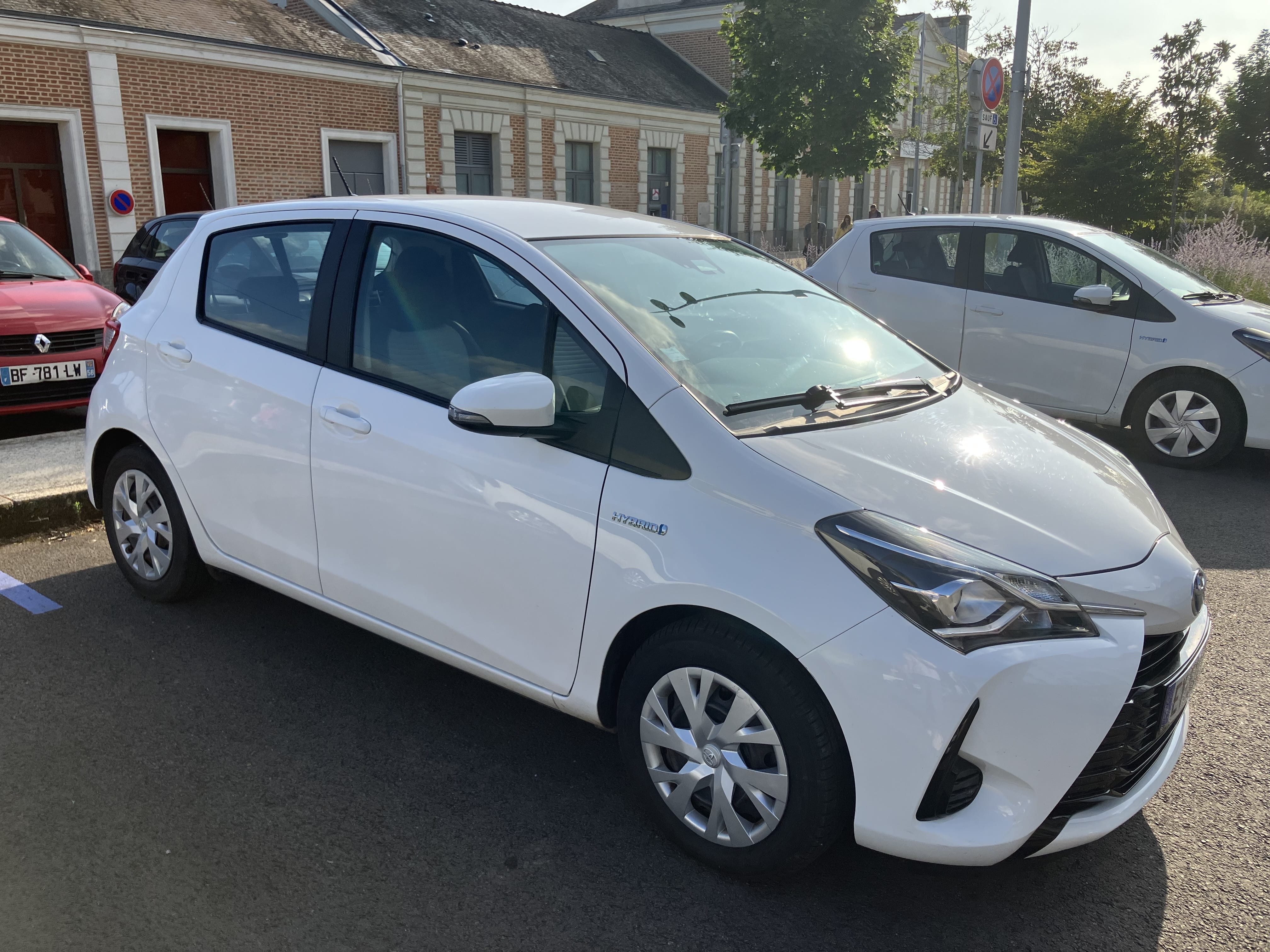 Toyota Yaris, 2018, Essence 98 / Électrique (hybride), automatique