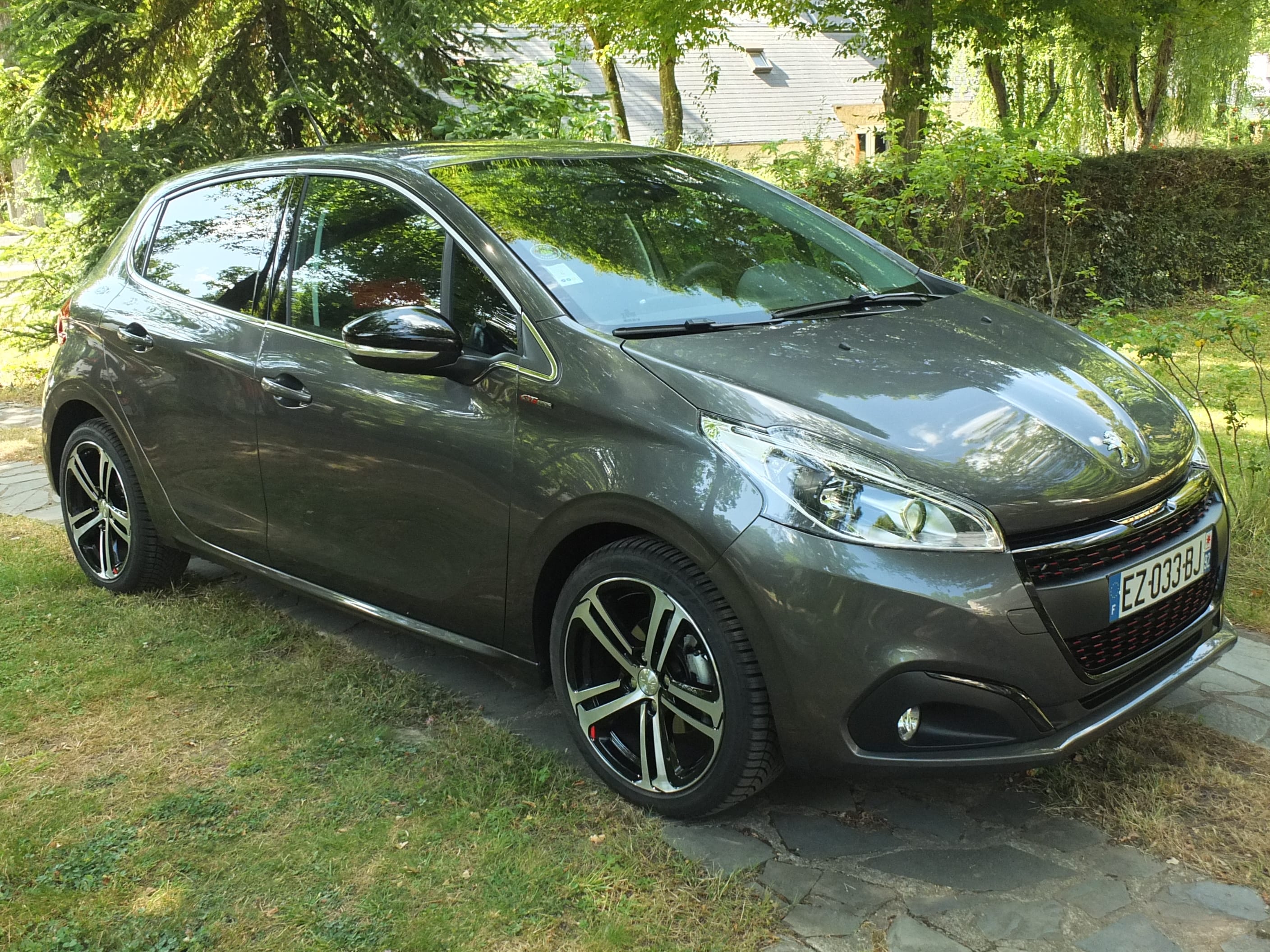 Peugeot 208 Peugeot 208 110ch GT Line. ESSENCE SANS PLOMB MAIS EGALEMENT COMPATIBLE E85 BIO ETHANOL. avec Chaines