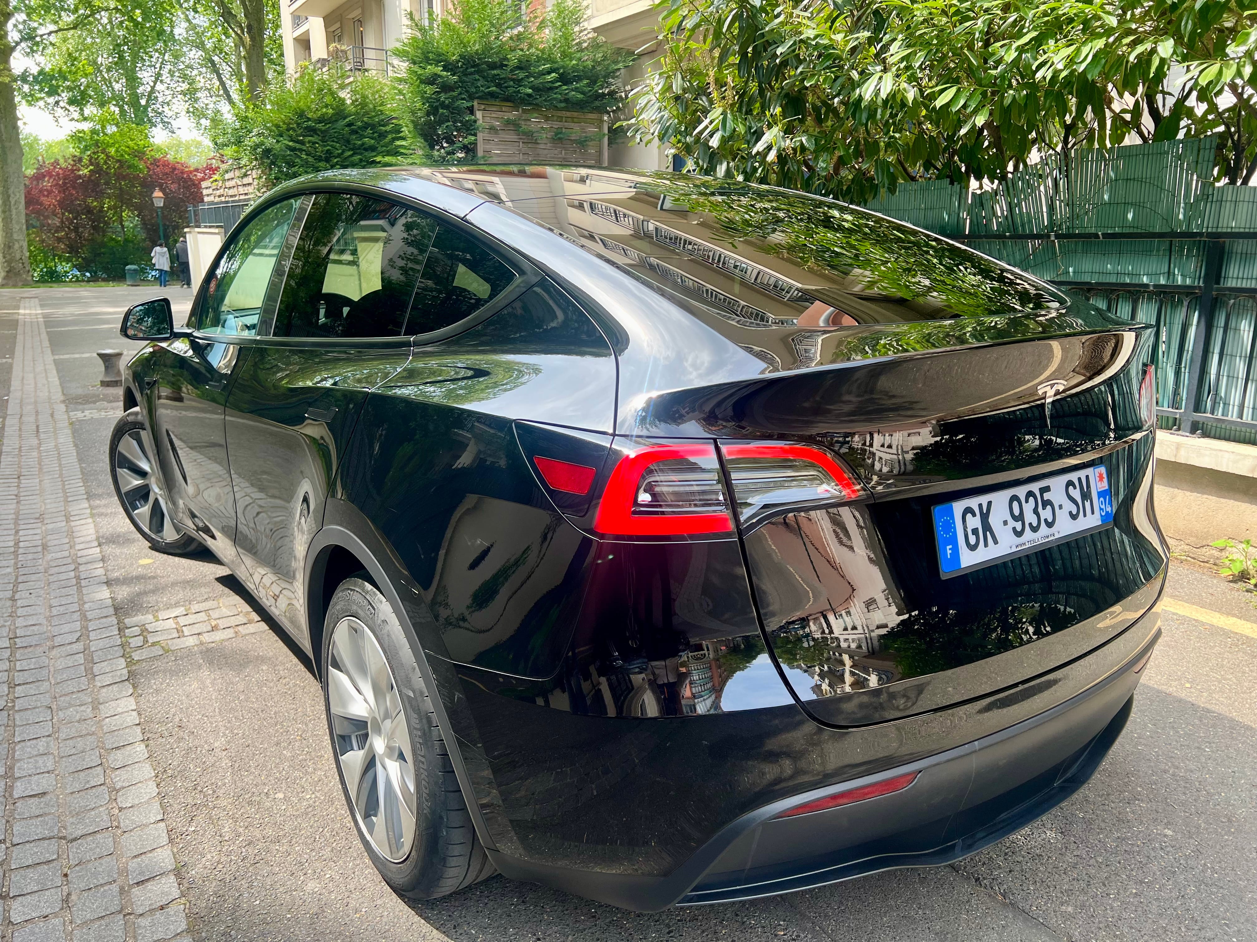 Tesla Model Y avec Siège bébé