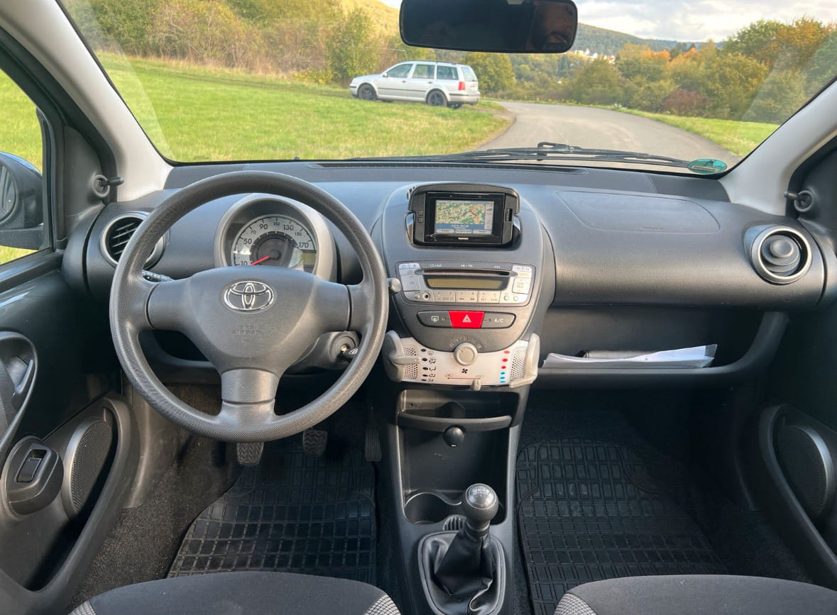 Toyota Aygo Benzin|Sparsam mit Navigationsgerät