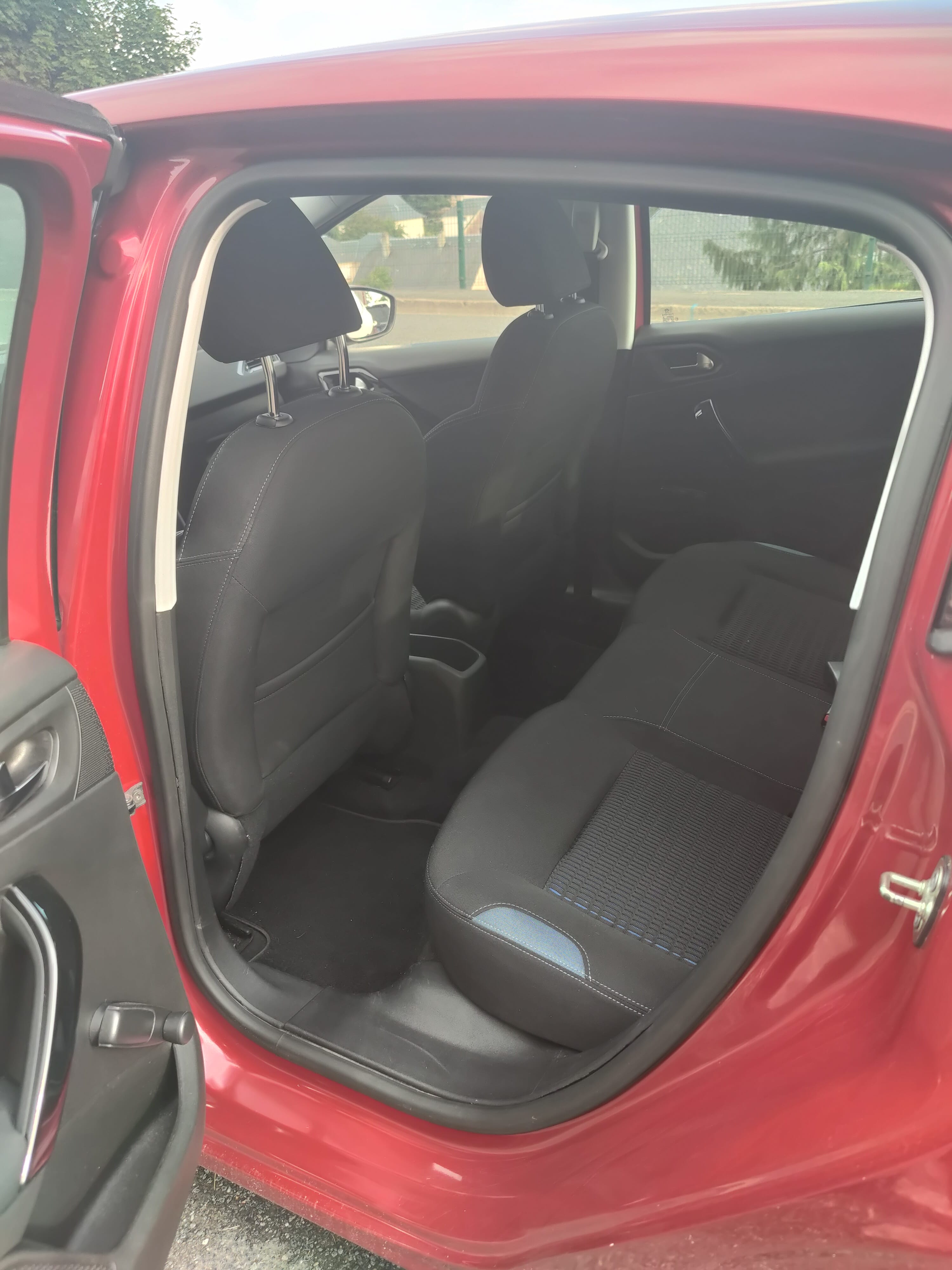 Peugeot 208 1.6 HDI avec Entrée audio / iPod