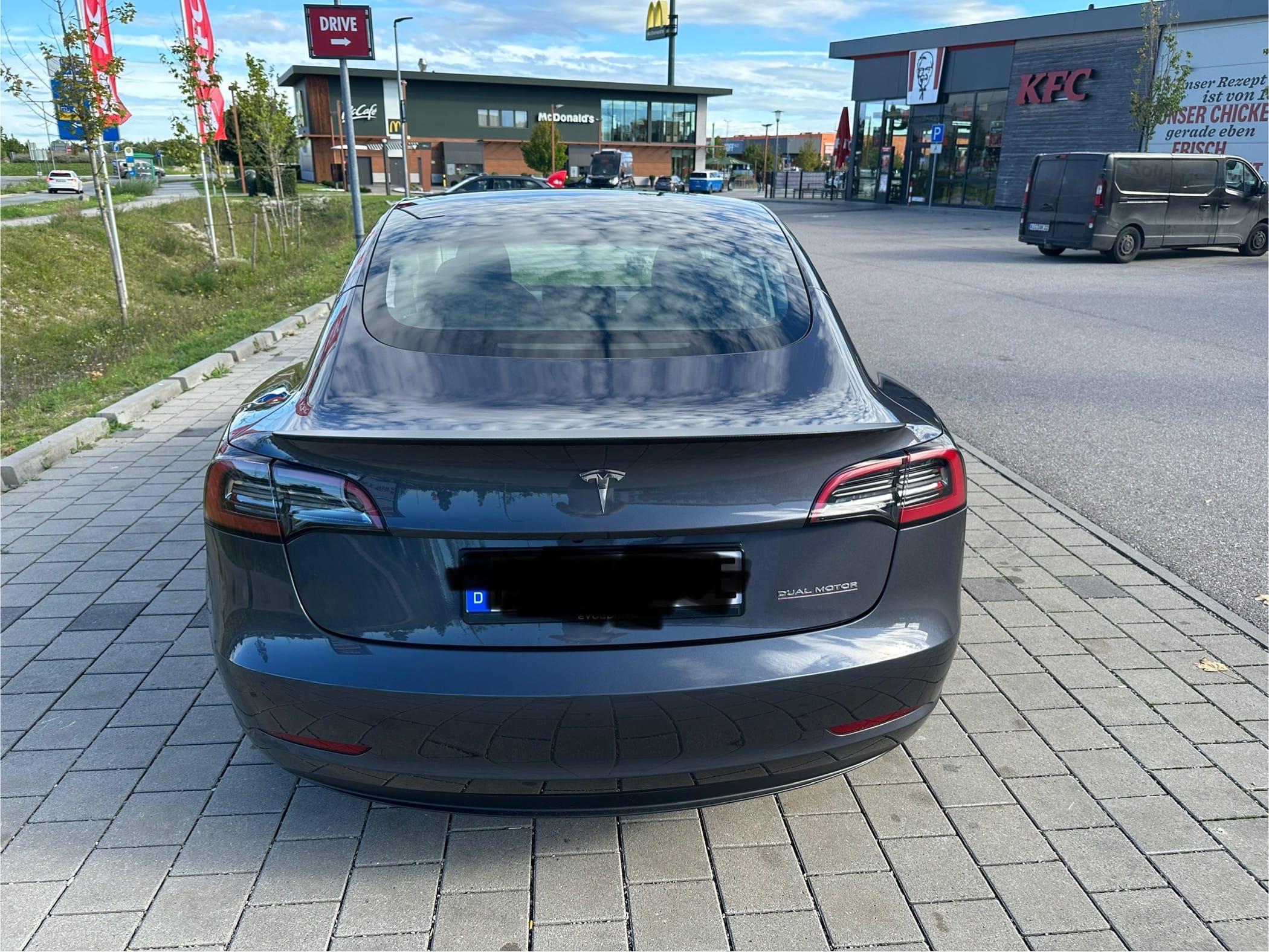 Tesla Model 3 Performance Allradantrieb, Automatik, 2 Elektromotoren mit Navigationsgerät