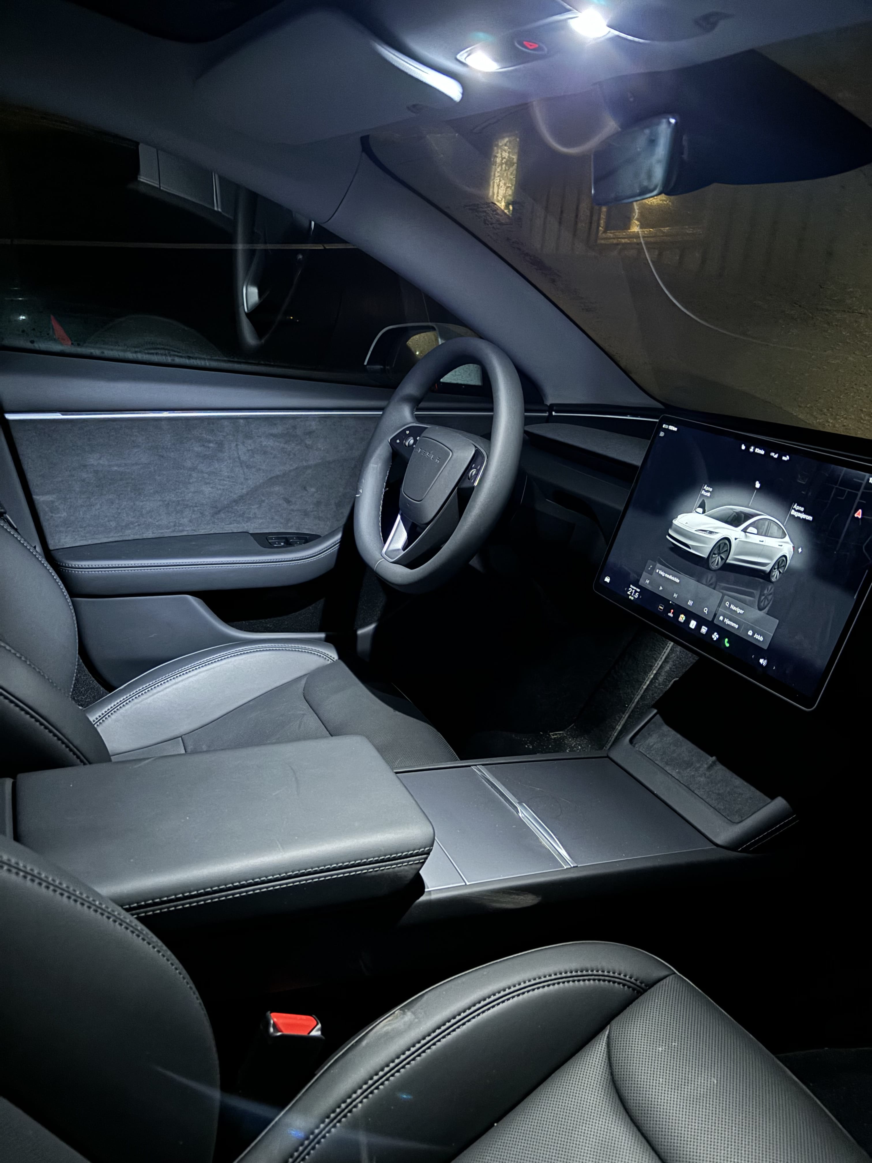 Tesla Model 3 Long Range mit Navigationsgerät