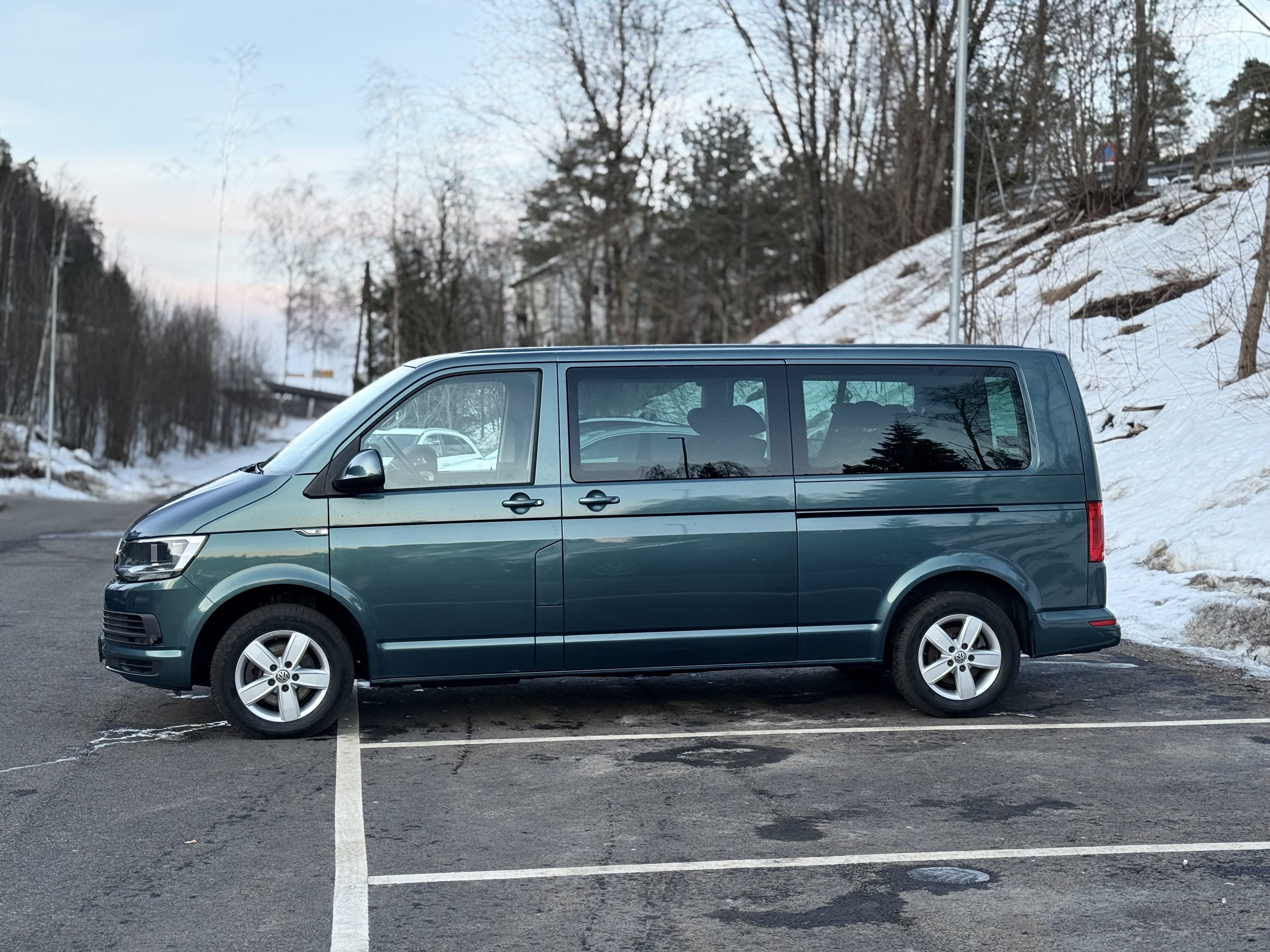 Volkswagen Caravelle with Air conditioning