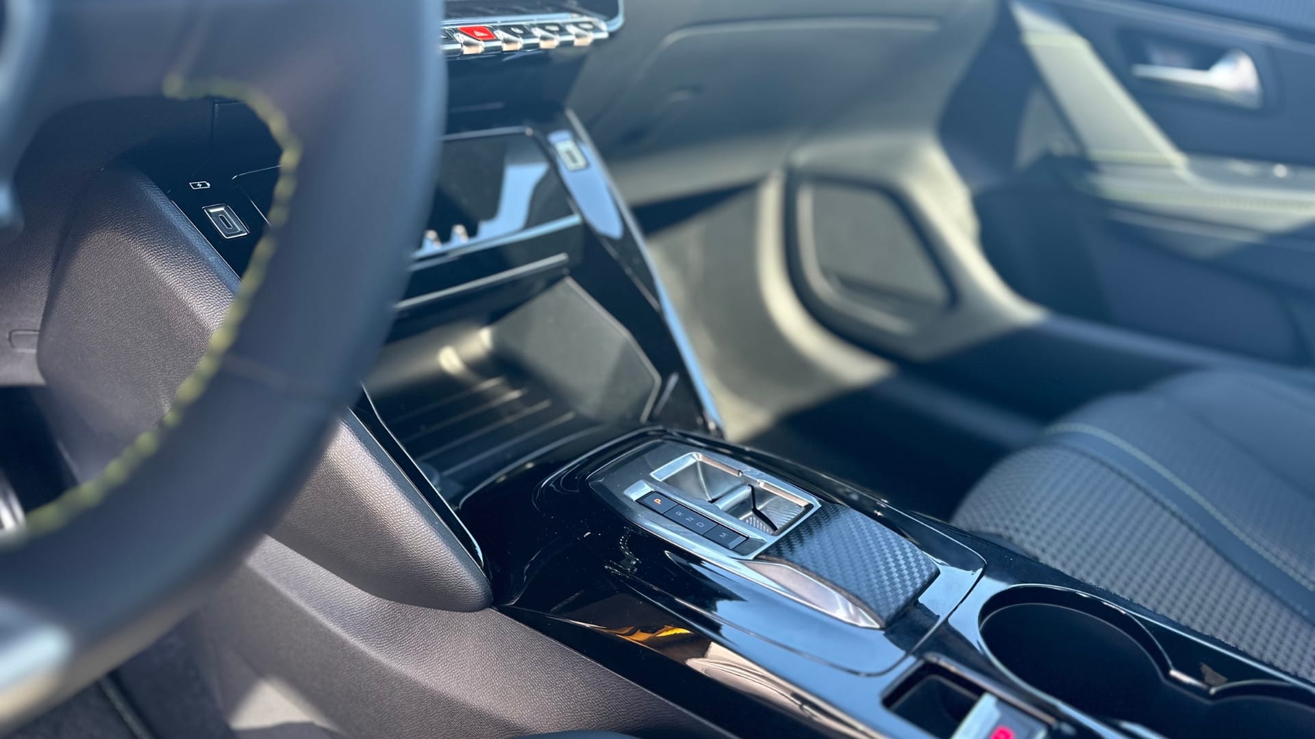 Peugeot 208 GT Line JAUNE | AUTO | GPS | GARE ST-JEAN (750m) avec Audio Bluetooth