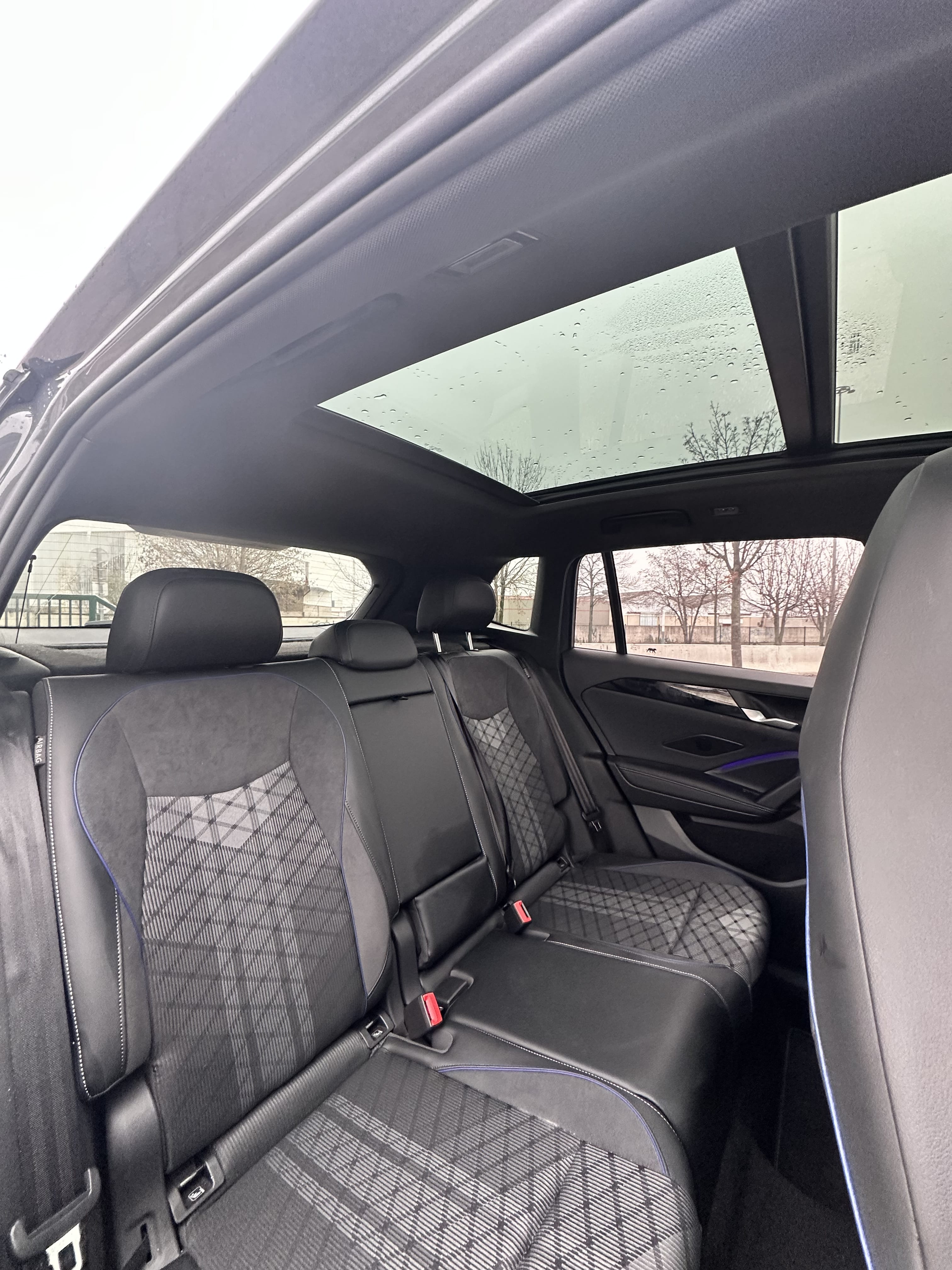 Volkswagen Tiguan SE R-LINE Black