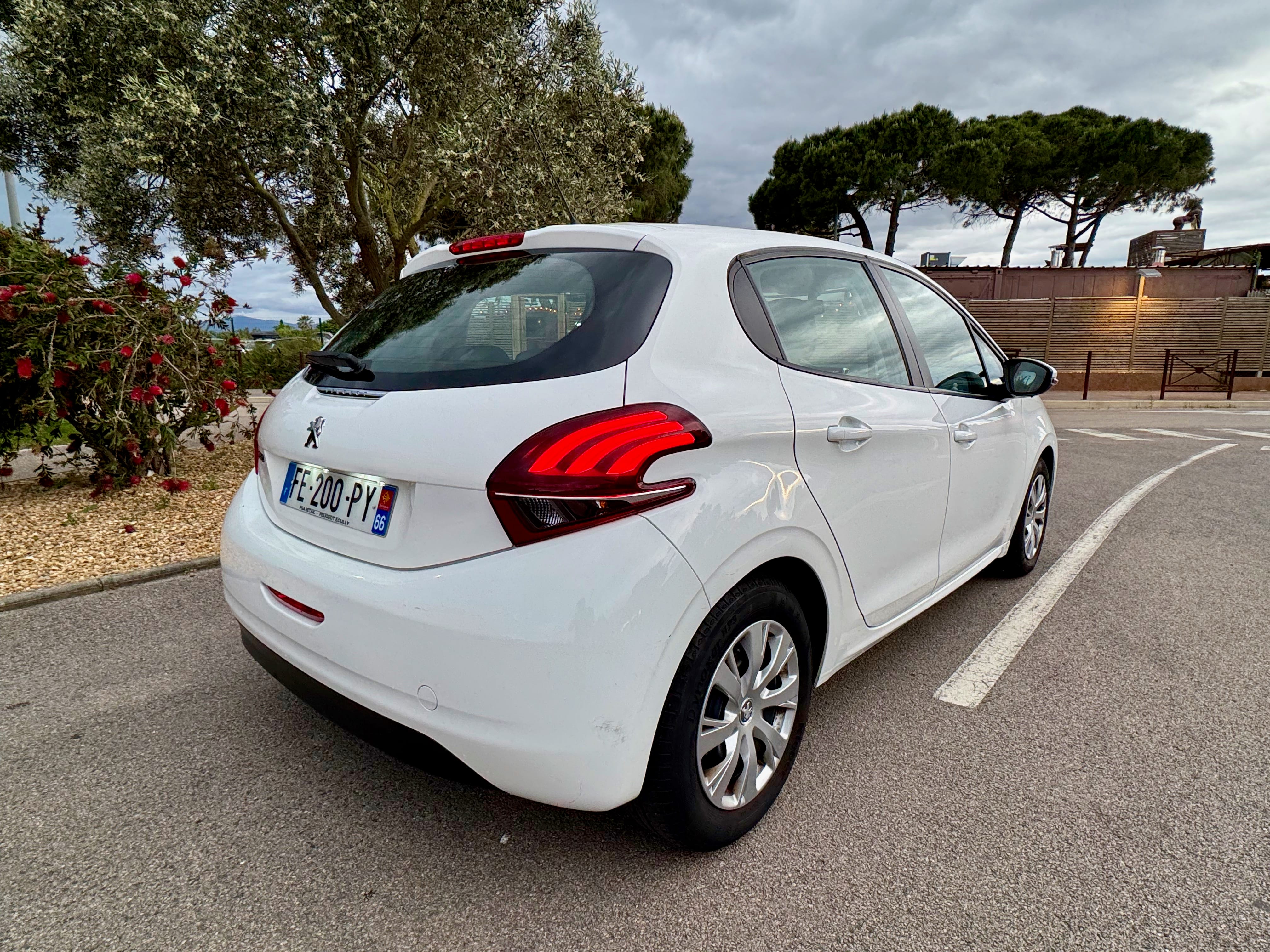 Peugeot 208 1.5 HDI - 5 PORTES - CLIMATISATION - ECRAN TACTILE - BLUETOOTH avec Régulateur de vitesse