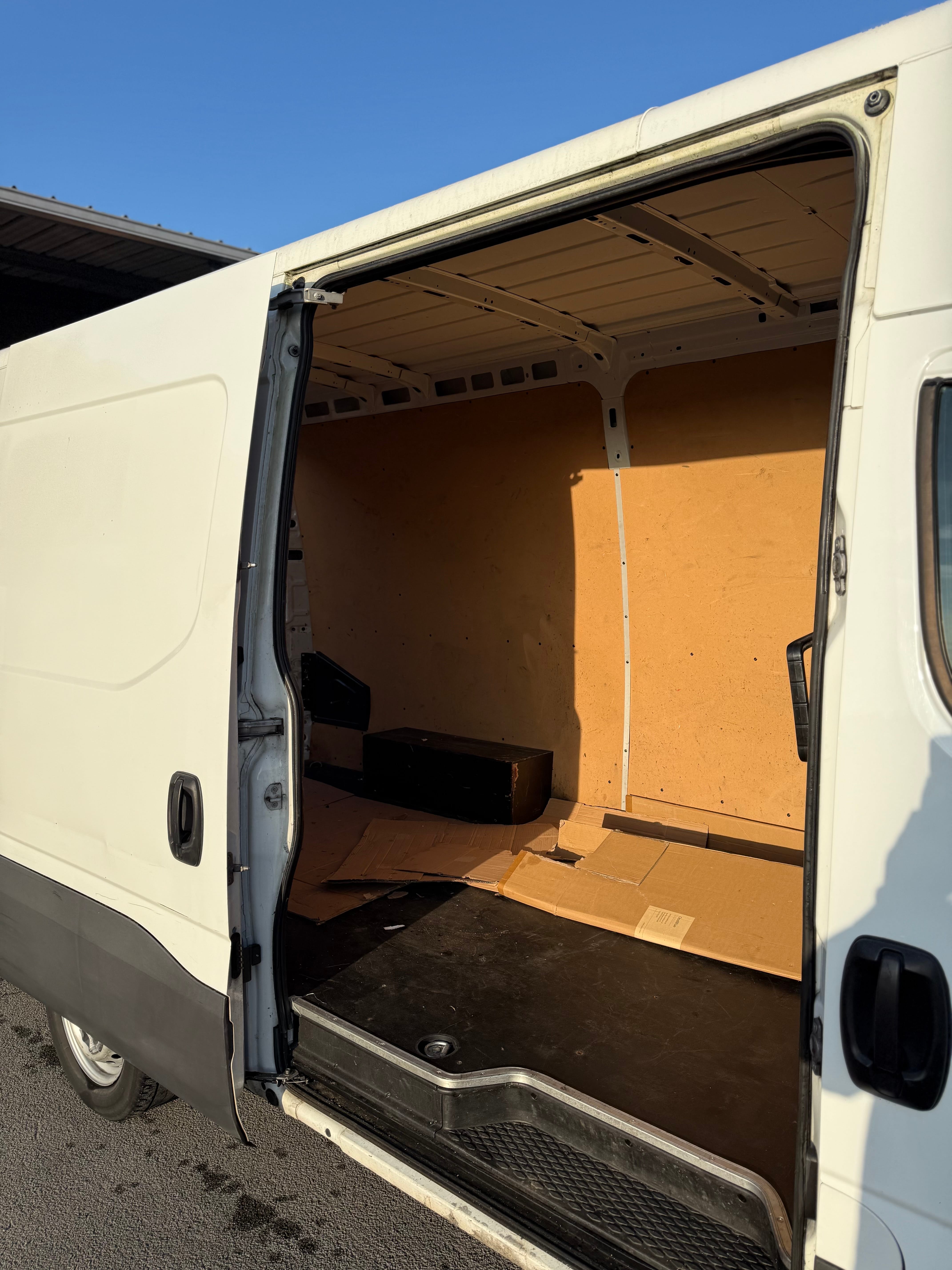 Iveco Daily Fourgon mit Anhängerkupplung