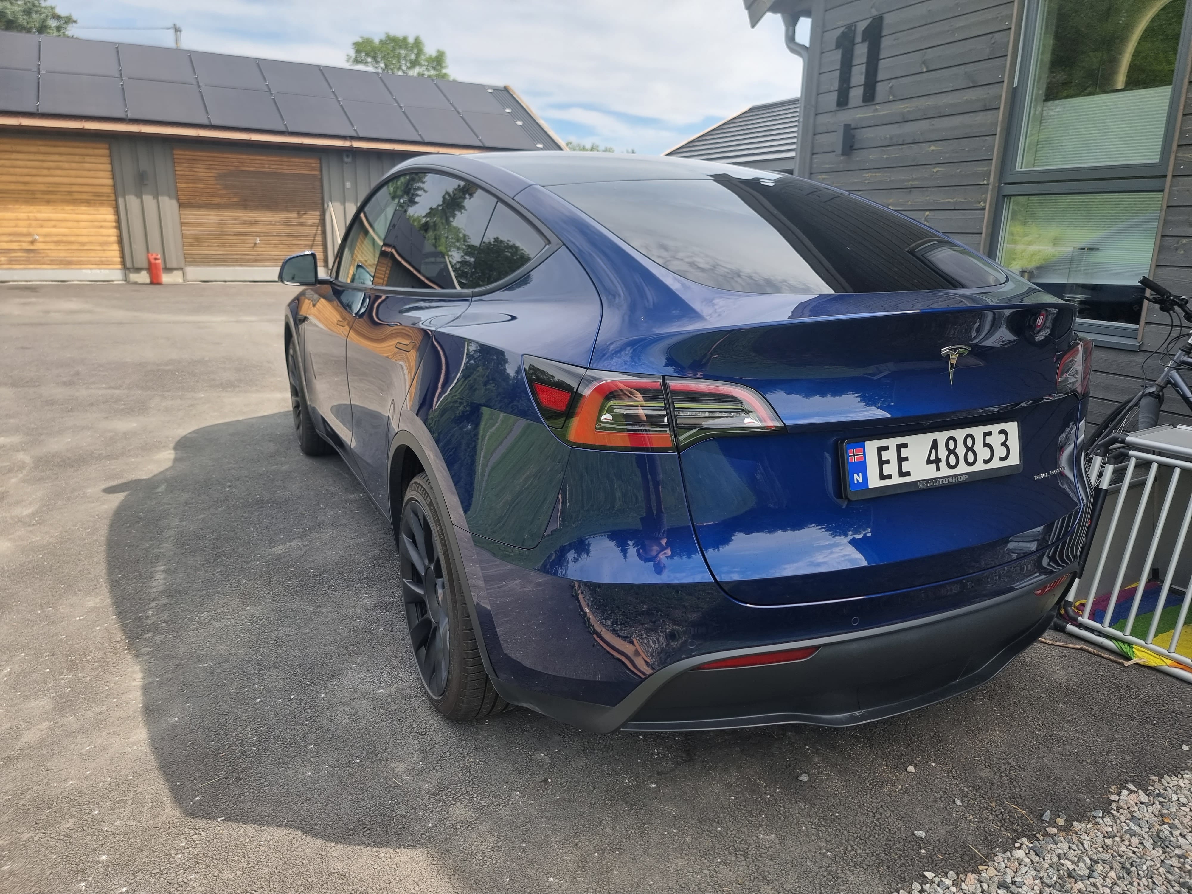 Tesla Model Y med GPS