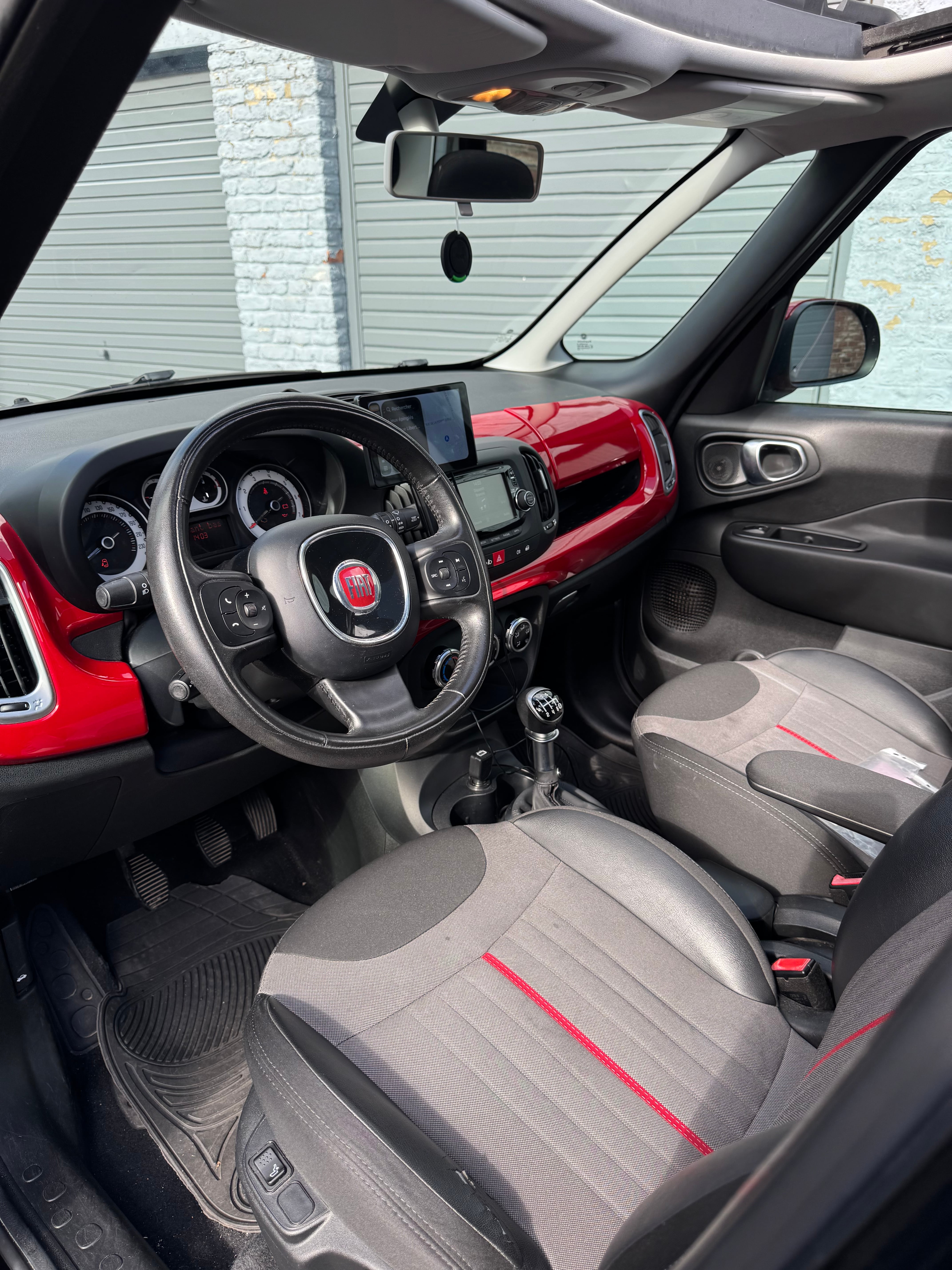 Fiat 500L 1.4 essence Charleroi Airport avec Apple CarPlay