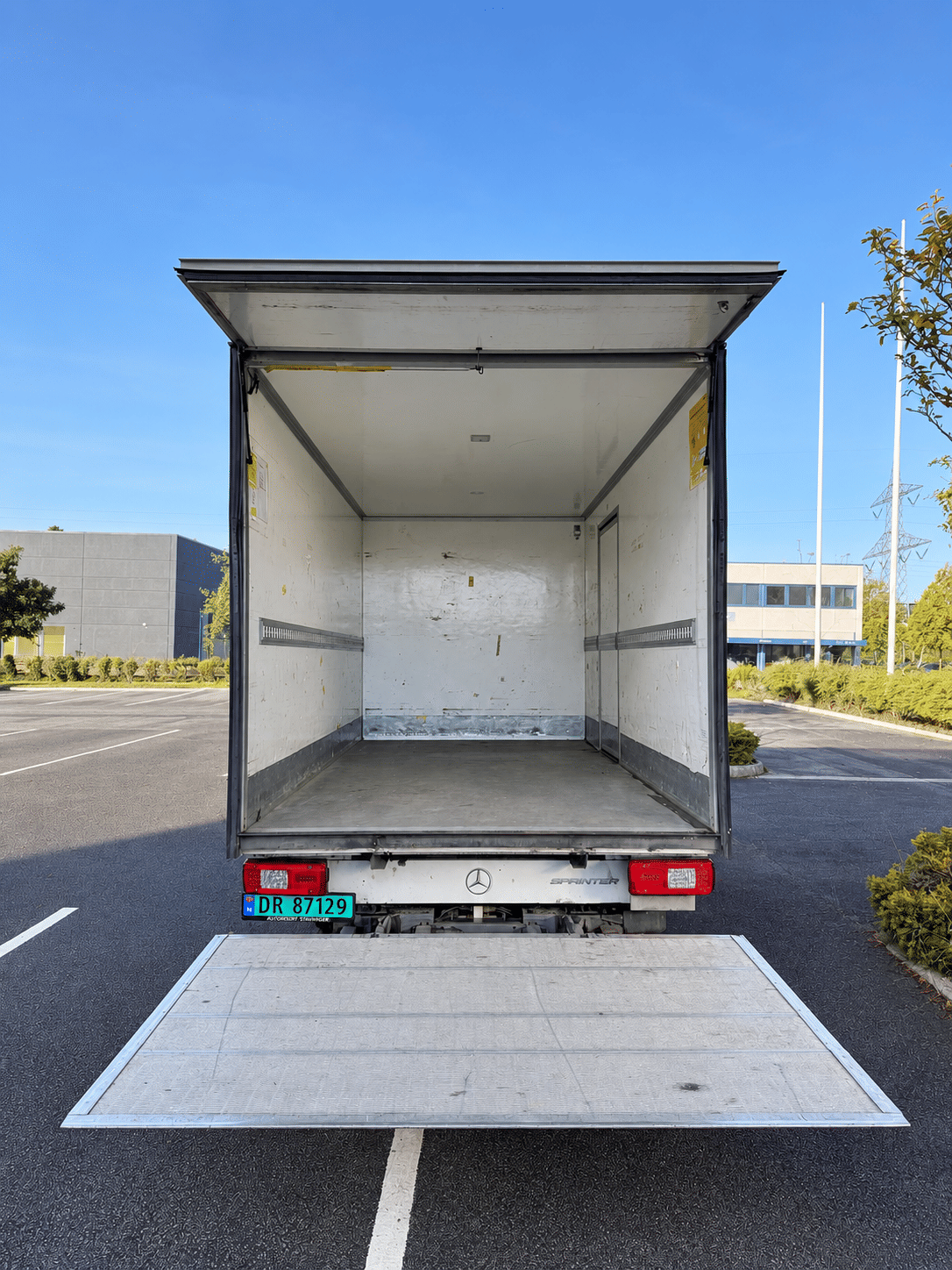 Mercedes-Benz Sprinter Cargo 3500 19m3 skap og lift med Apple CarPlay