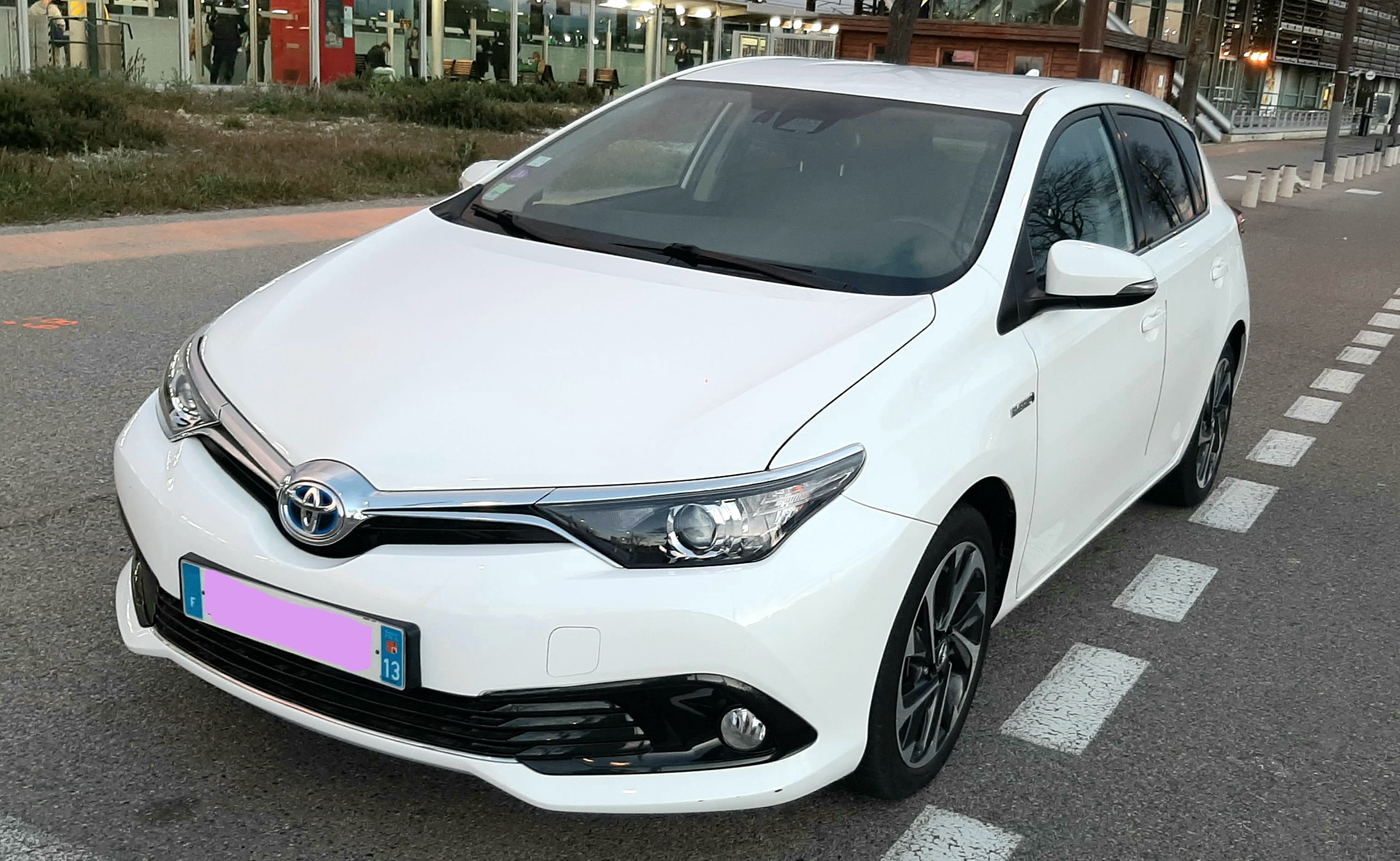 Toyota Auris, 2018, Essence 95 / Electric (hybrid), automatic