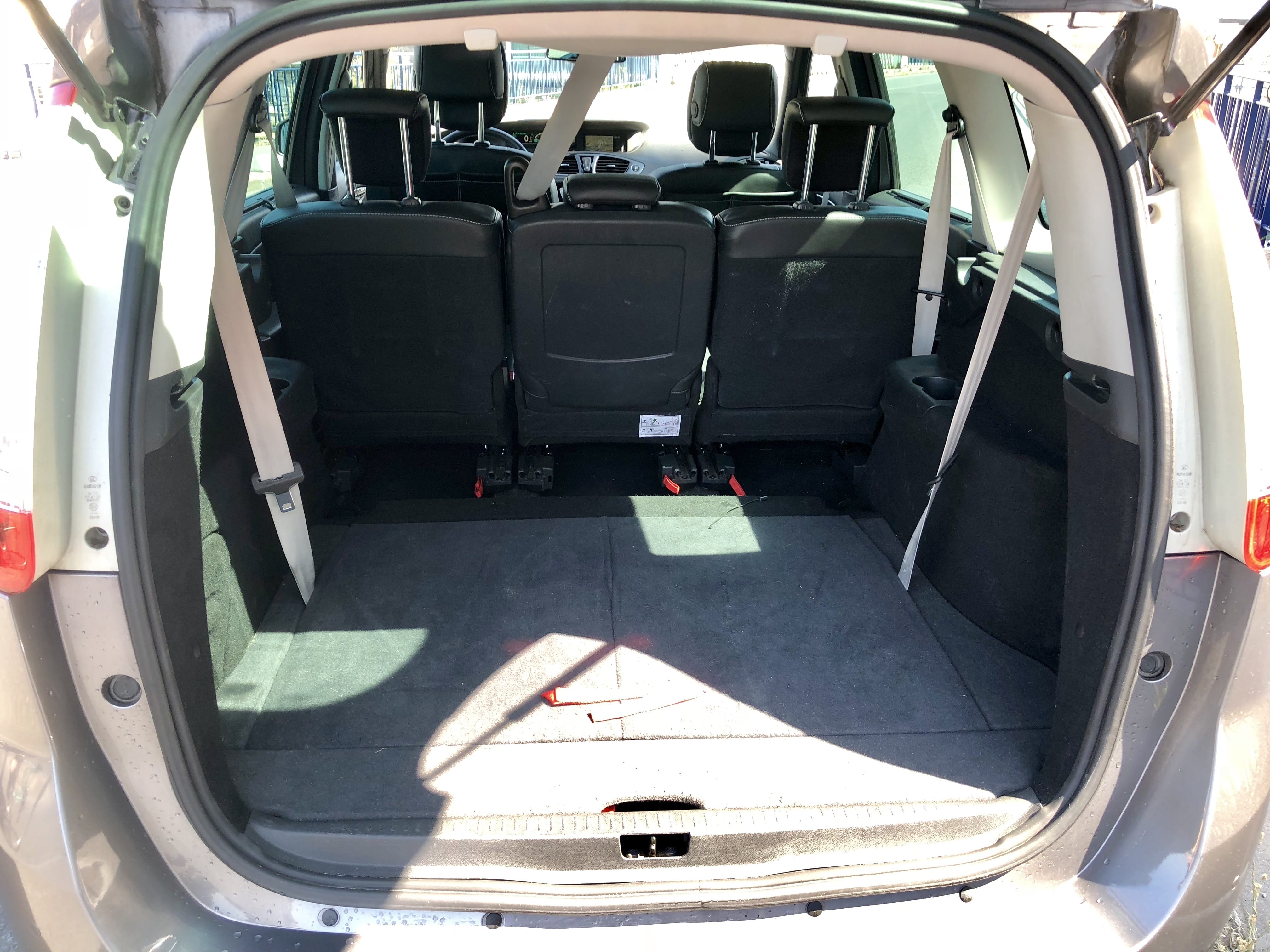 Renault Grand Scenic  Accès exclusif dans la Gare de Bordeaux - Louez le Grand Scénic 7 Places – Spacieux avec Audio Bluetooth