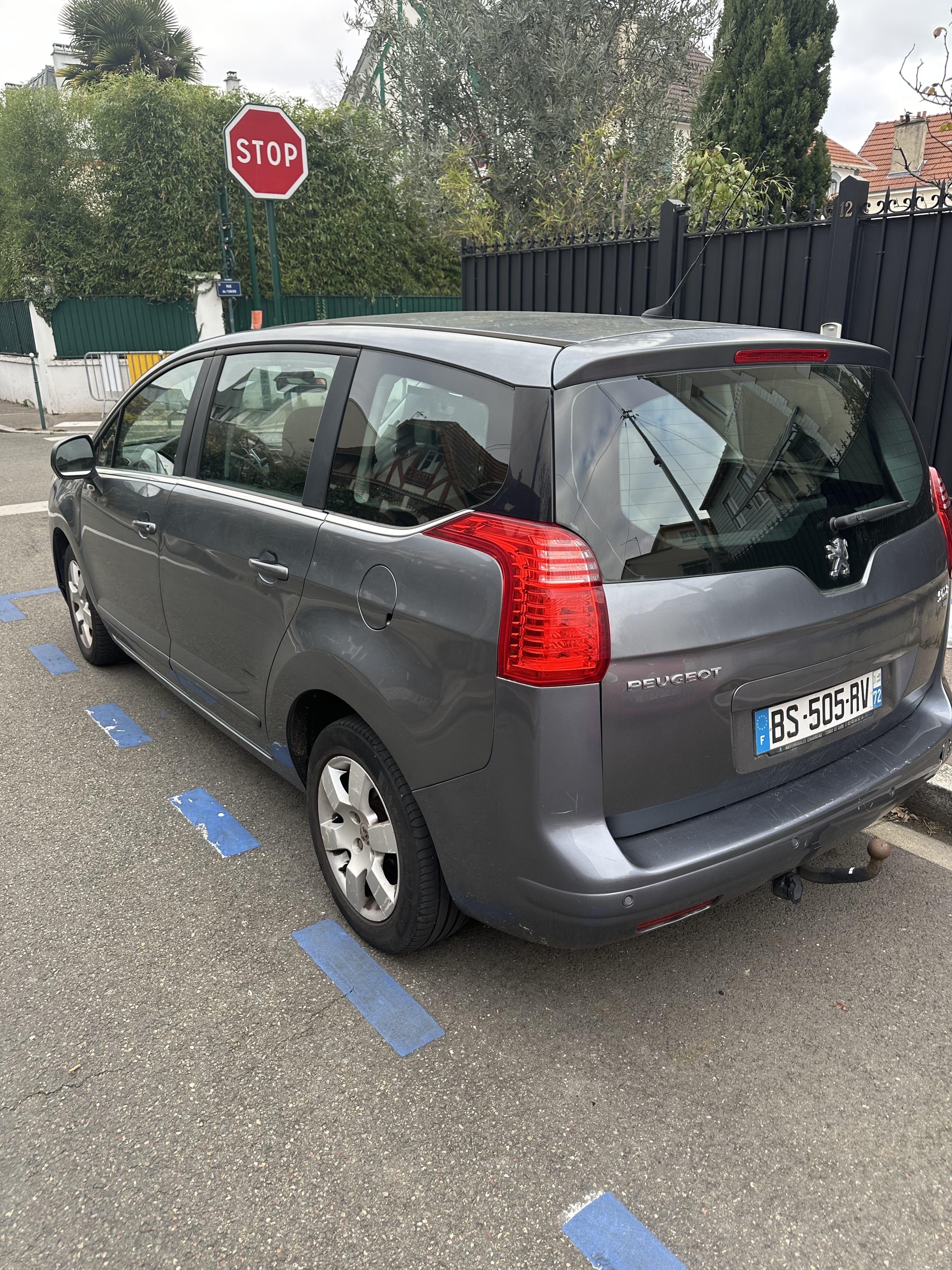 Peugeot 5008 avec GPS