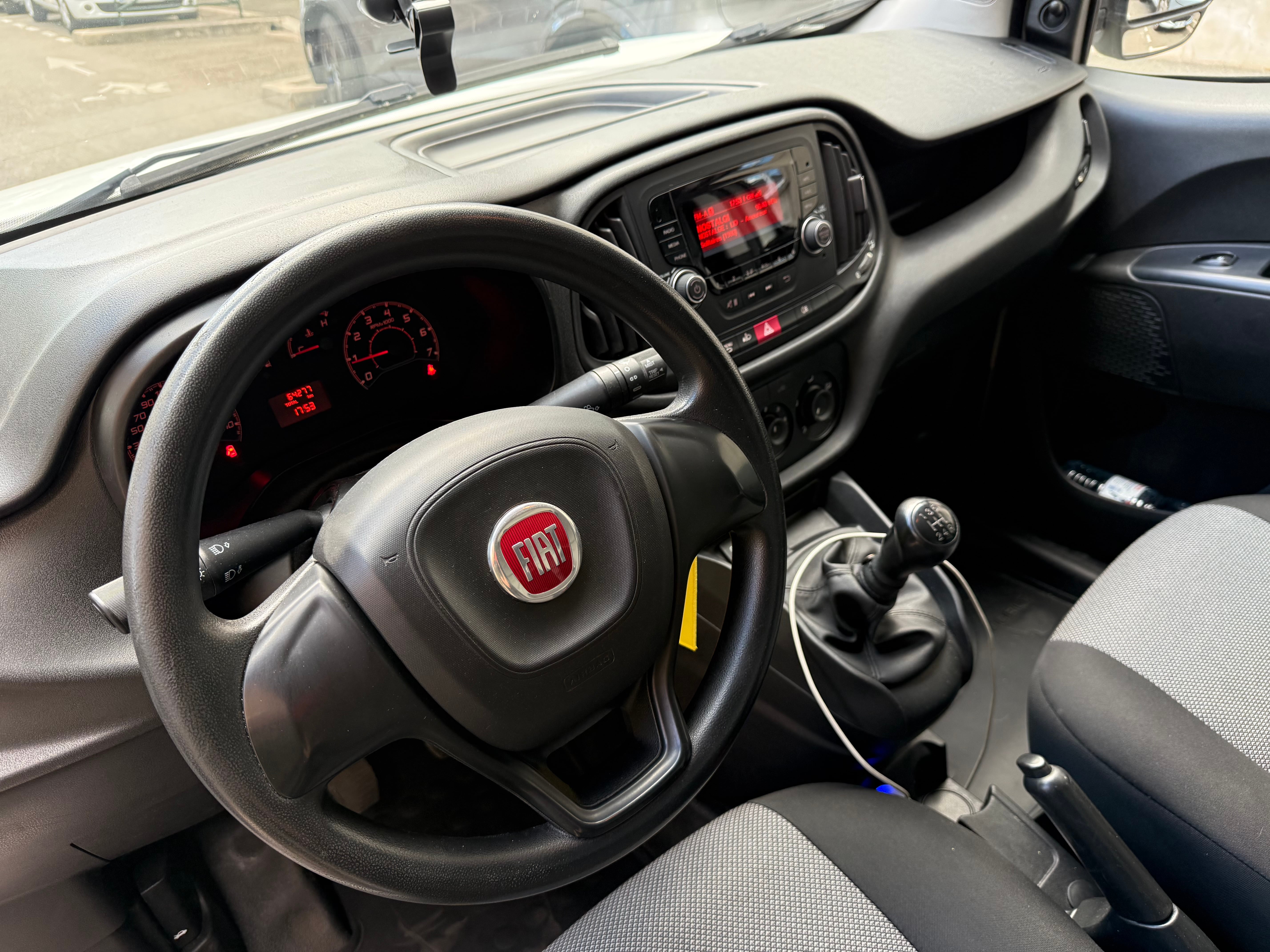 Fiat Doblo Cargo avec Entrée audio / iPod
