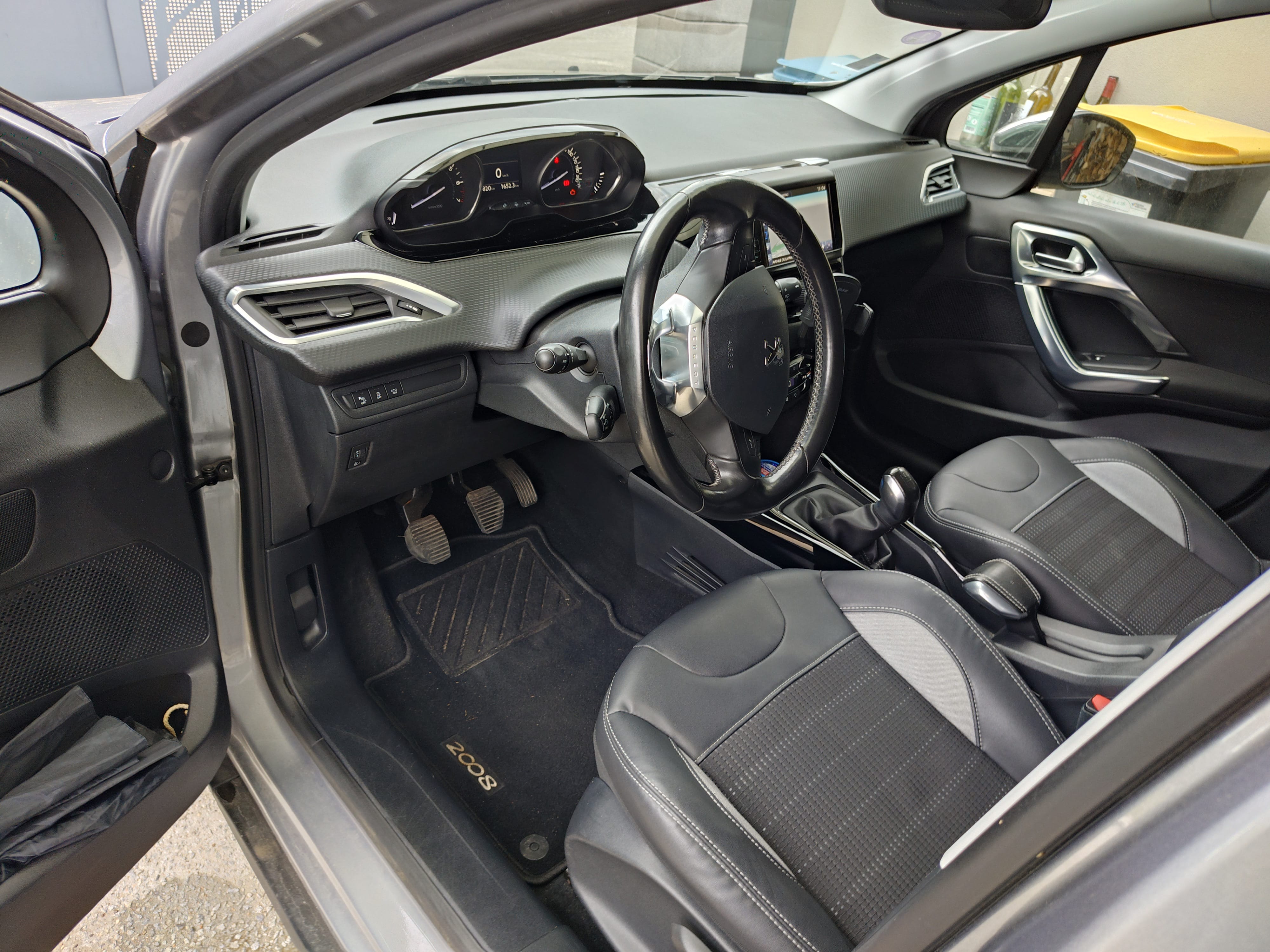 Peugeot 2008 1,2 110 ch avec GPS