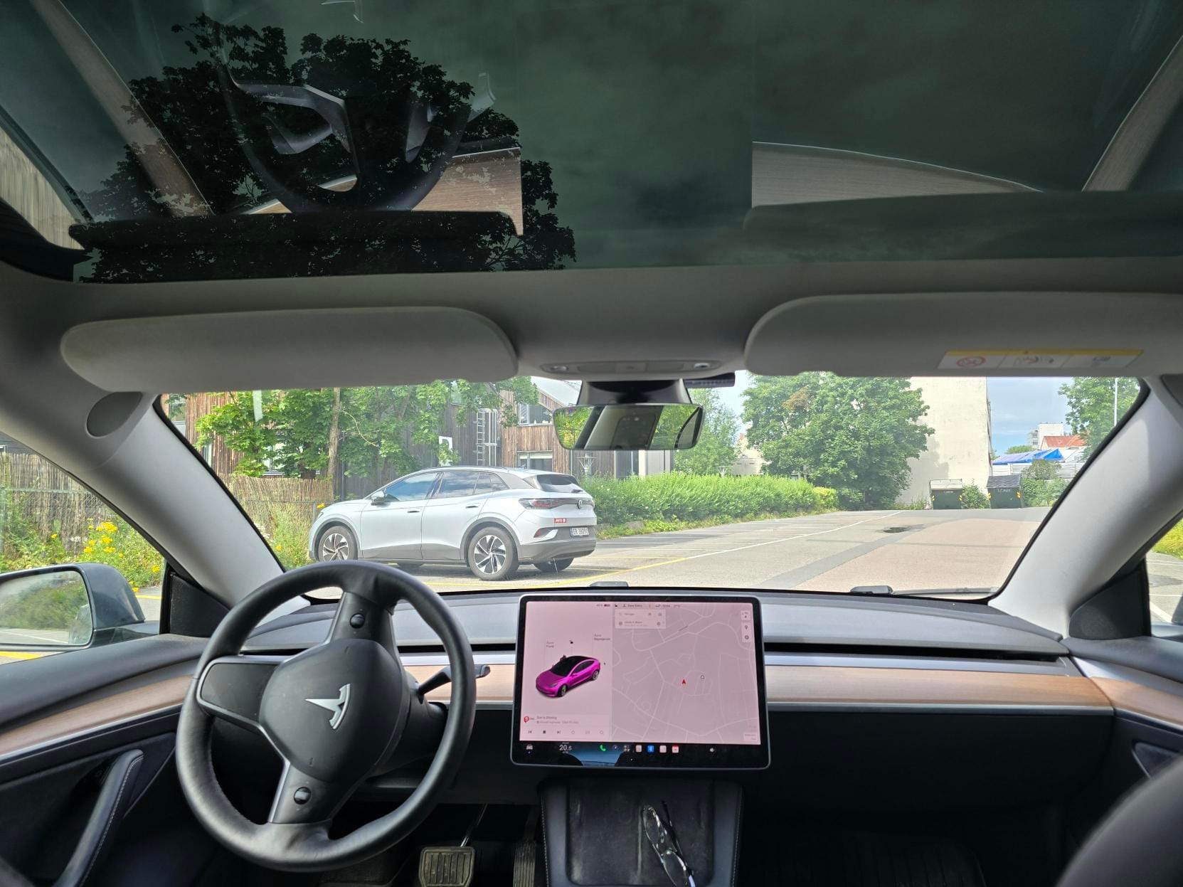 Tesla Model 3 Long Range mit Navigationsgerät