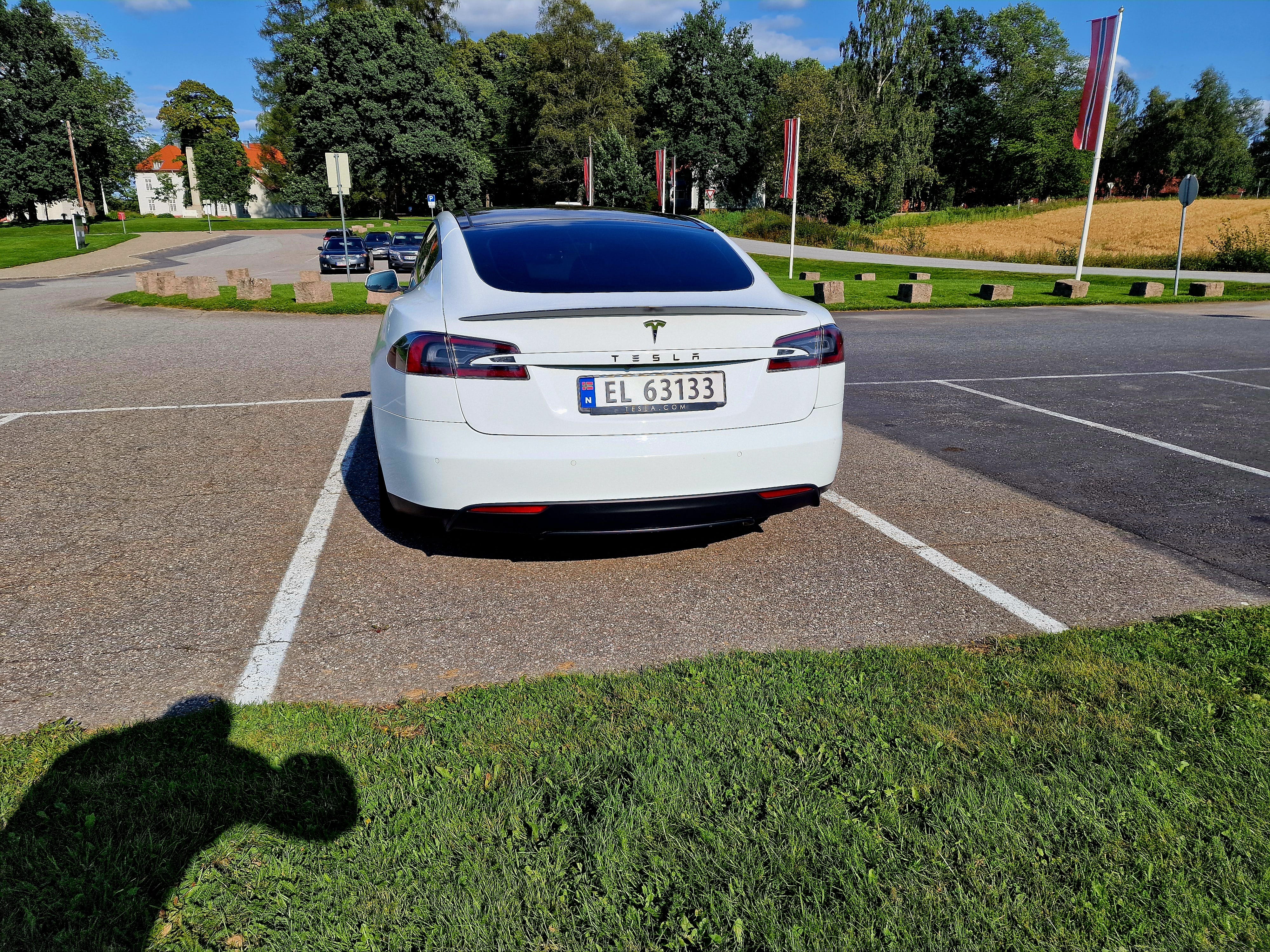 Tesla Model S 85D with GPS